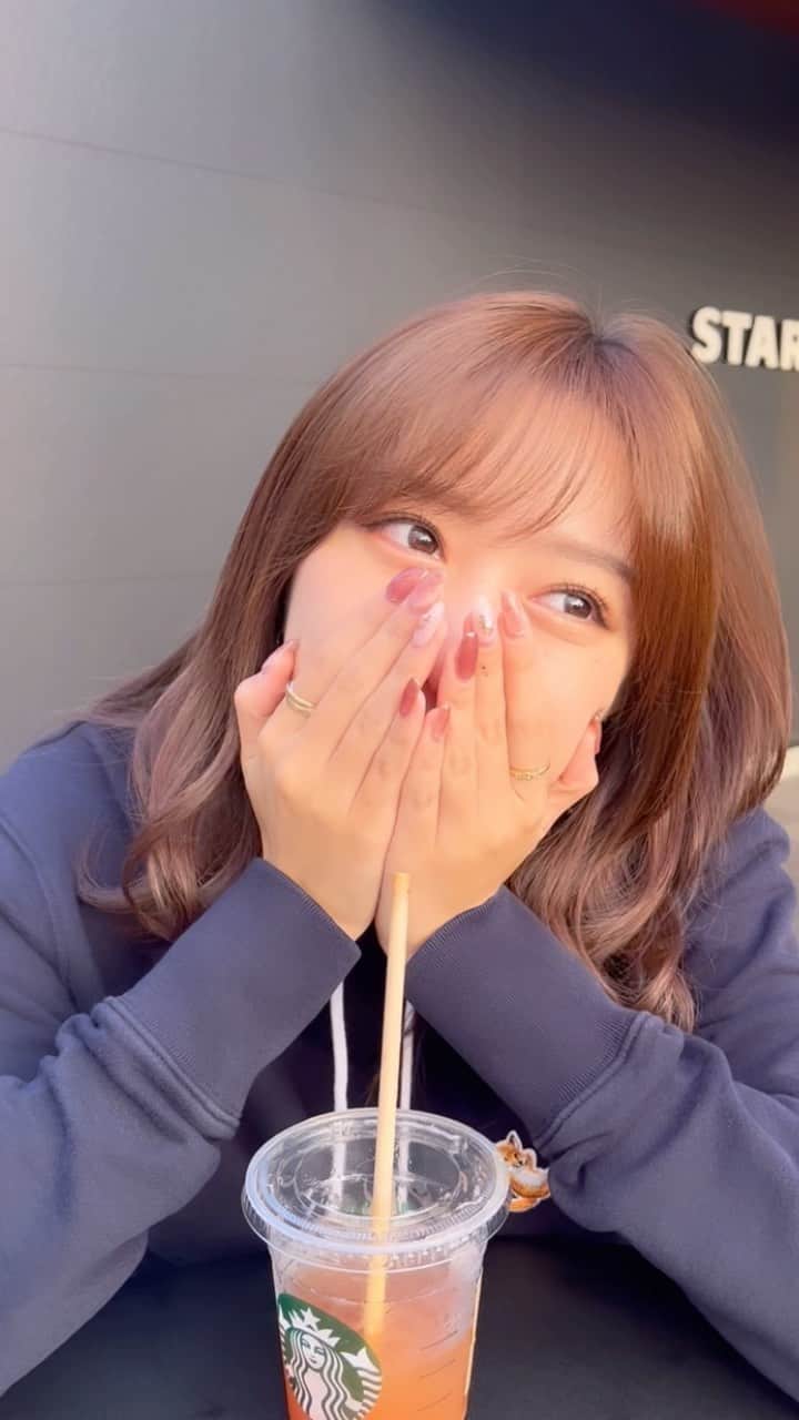 依田奈波のインスタグラム：「☁️ 心地良い気温だったので 休日に母と近くのスタバにさくっとおでかけ  今の季節が大好きなので この気温がしばらく続いて欲しいな〜😌🍁  #カジュアルコーデ #スタバ #秋コーデ #メゾンキツネ」