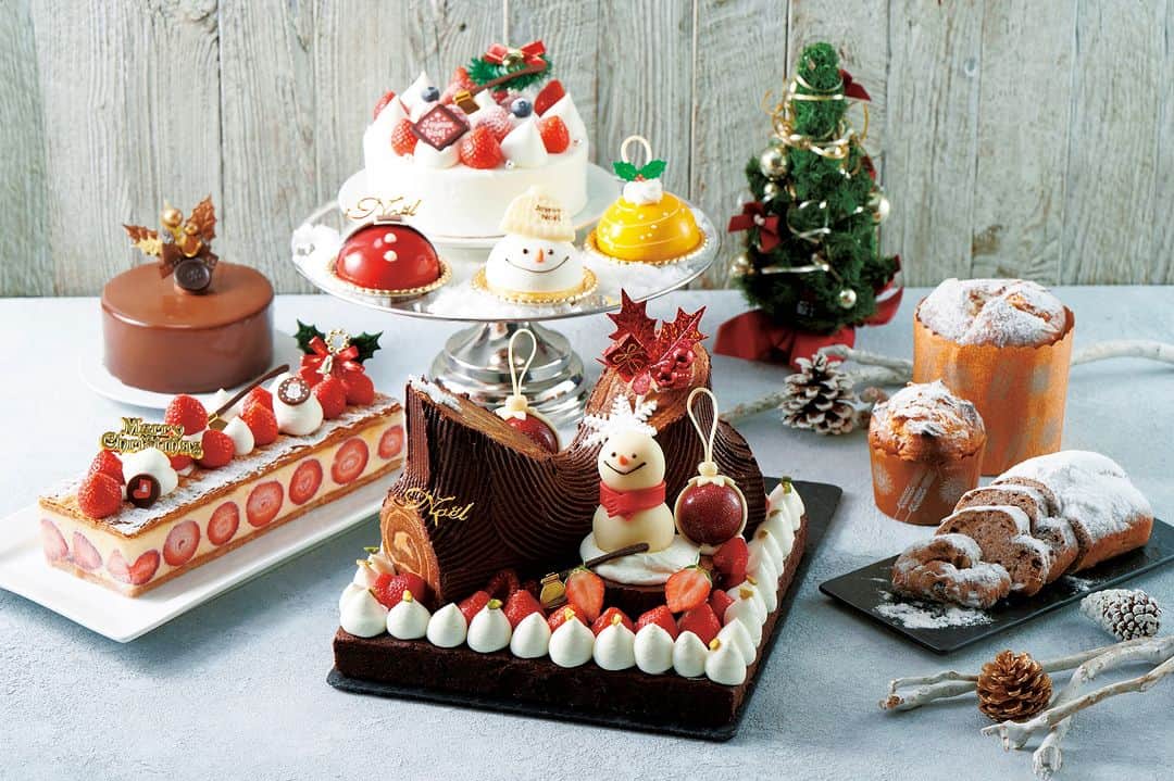 横浜ロイヤルパークホテルのインスタグラム：「... ＼Christmas Special Selection🎄／  1F デリカ&ラウンジ「コフレ」では、クリスマスケーキやテイクアウト商品が揃う「Christmas Special Selection」のご予約を11/1(水)より開始いたします📣  毎年人気の「スペシャルブッシュドノエル」は、まるで絵本の1ページを切り取ったような豪華で可愛らしい一品です。  そのほか、4種類のホールケーキに加え、クリスマスの食卓を彩る「ローストビーフ」「ローストチキン」などのテイクアウト商品もございます🍗  ホテルパティシエールが贈る彩り豊かなケーキたちが、皆様のクリスマスを華やかに演出いたします🎅  ～ 📣Seasonal Fair  「Christmas Special Selection」 店舗：1F デリカ&ラウンジ「コフレ」 予約期間：2023.11/1[水]～12/15[金] 引渡期間：2023.12/21[木]〜12/25[月] ～  … 空と隣り合う「横浜ロイヤルパークホテル」 @yokohamaroyalparkhotel  #横浜ロイヤルパークホテル #yokohamaroyalparkhotel #royalparkhoteljp #ロイパ #横浜ロイパ #横浜ランドマークタワー #ランドマークタワー #ホテル #hotel #ラグジュアリーホテル #luxuryhotel #横浜ホテル #みなとみらいホテル #国内旅行 #横浜旅行 #横浜観光 #みなとみらい観光 #myyokohama #travel_japan #travel_jp #yokohamatrip #yokohamatravel #yokohamahotel #クリスマス #クリスマスケーキ #クリスマススイーツ  #ホテルスイーツ」