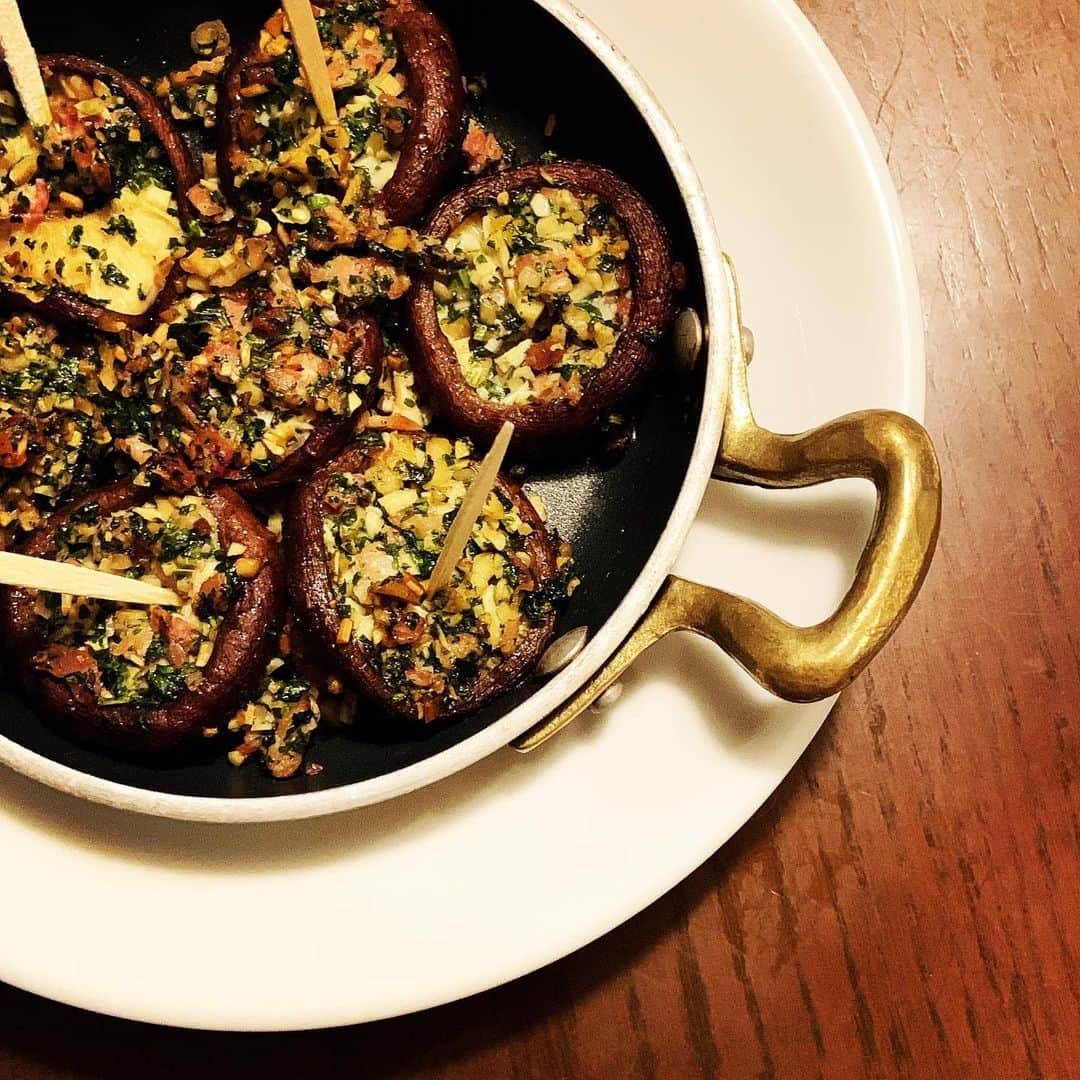 志摩有子さんのインスタグラム写真 - (志摩有子Instagram)「椎茸のセゴビア風でアペロ。 切り落としの生ハムと椎茸の軸の部分を刻んでニンニクとパセリのみじん切りとオリーブオイルで和えたものを傘に詰めてオーブンへ。 ワインによく合う一品が完成。  #簡単おつまみ #しいたけのセゴビア風  #簡単アペロ」10月21日 20時01分 - ariko418
