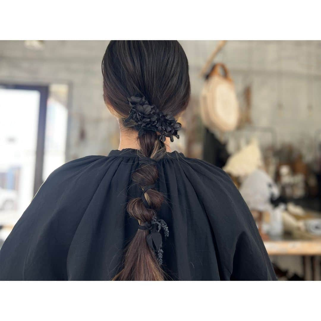 エムスールさんのインスタグラム写真 - (エムスールInstagram)「\ new /シアーリボンのヘアゴム ⁡ ⁡ シアー素材の大振りなリボンに すずらんのお花が揺れるレースを合わせたヘアゴム。 ⁡ ⁡ - - - - - - ⁡ シアーリボンとすずらんレースのヘアゴム ⁡ color：white / black ⁡ - - - - - -  ⁡ ⁡ 2023年は リボンアイテムがデザイナーのお気に入り。 ⁡ “ 甘めでかわいらしい ” リボンではなく 大人が合わせたいリボンを。 ⁡ そんな想いでお作りした今回のヘアゴム。 ⁡ ⁡ ふっくらとした丸みのあるリボンではなく 角のあるリボンで大人かわいいアイテムが完成しました。 ⁡ ⁡ モード系のお洋服にもおすすめなアイテム。 ⁡ ⁡ すずらんのレースや リボンが取り外しできるので ⁡ ヘアアレンジも自由にお楽しみいただけます♩ ⁡ みなさまのアレンジも、ぜひ教えてくださいね〜* ⁡ ⁡ ⁡ 販売店 - - - - - - - - - -  京都アトリエ 青山店 公式ONLINE STORE ZOZOTOWN ⁡ ⁡ ⁡ ⁡ #m_soeur #msoeur #エムスール ⁡ #ヘアゴム #リボン #リボンモチーフ #大人かわいい #ヘアアレンジ #リボンアレンジ #リボンアクセサリー #ハンドメイドアクセサリー」10月21日 20時01分 - m_soeur