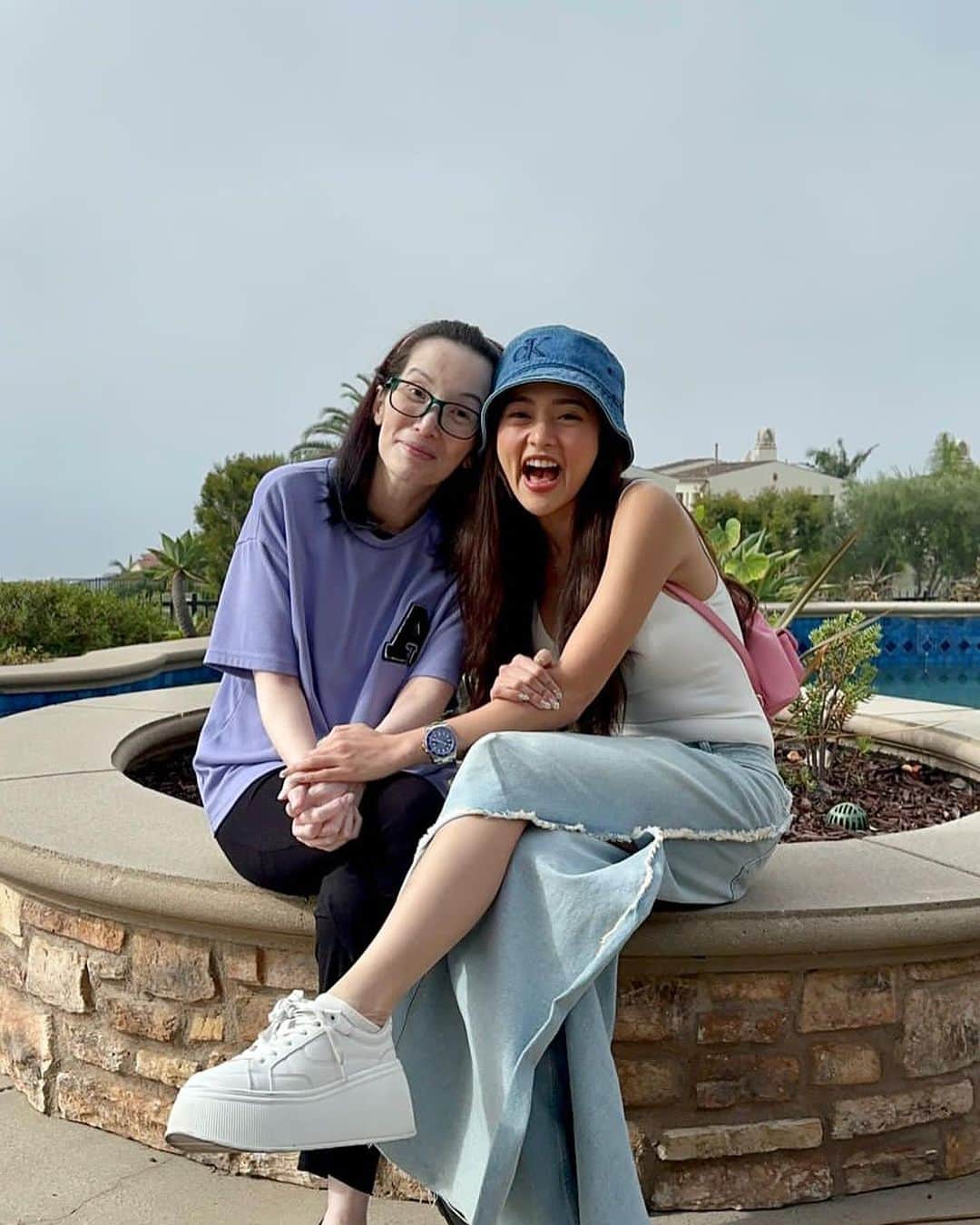 Kim Chiuのインスタグラム：「“𝑨𝒍𝒘𝒂𝒚𝒔 𝒕𝒐𝒈𝒆𝒕𝒉𝒆𝒓 𝒏𝒆𝒗𝒆𝒓 𝒂𝒑𝒂𝒓𝒕. 𝑴𝒂𝒚𝒃𝒆 𝒊𝒏 𝒅𝒊𝒔𝒕𝒂𝒏𝒄𝒆, 𝒃𝒖𝒕 𝒏𝒆𝒗𝒆𝒓 𝒊𝒏 𝒉𝒆𝒂𝒓𝒕."❤️   I am super happy to be reunited with my ate @krisaquino 💗 Seeing you after so many years makes my heart 🥹 I am happy to see you in good shape and good health, praying na magtuloy tuloy na.🙏🏻 Isa pa sa namiss ko yung mga chikahan natin and tawanan. Glad that we had that time ate kahit sandali lang, next time longer na with matching sleep over.😅 Thank you to all your doctors and nurses for taking care of you.❤️ Thank you also to sir @markleviste for making this possible. I'm happy to see Kuya Josh also, and hopefully next time, si Bimb naman.☺️ I love you so much ate!!!❤️ praying for good health and fast recovery.🙏🏻 missed you so much ate.💗💗💗」