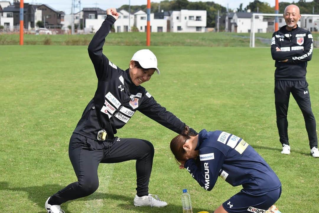 五嶋京香さんのインスタグラム写真 - (五嶋京香Instagram)「・2023/10/21  5オフからリーグに向けて再開✌🏻（金曜日から）  ゆきさんとバーミヤンの形🍑してるのに何か違う。笑 （親指かな）  萌さんはこのメニュー苦手で2人して大爆笑😂  たじと船木はリフティングのメニューを教えてるのに一生できない🤦🏻‍♀️伸び代です。笑  柳さん、この人もっとしばいて下さい。笑  #リーグに向けて  #大宮アルディージャventus  #五嶋京香  #坂井優紀  #井上綾香  #鮫島彩  #阪口萌乃  #田嶋みのり  #船木里奈  #大島暖菜」10月21日 19時56分 - kyoka.goshima