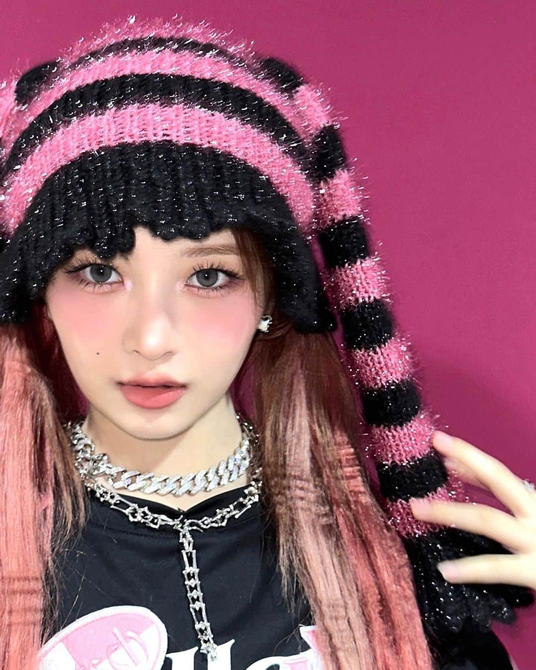 IVEのインスタグラム：「다이브의 하트를 가지겠어🐈‍⬛🩷  #IVE #아이브 #アイヴ  #REI #레이 #レイ #1stEP #IVEMINE #Eitherway #OfftheRecord #Baddie」