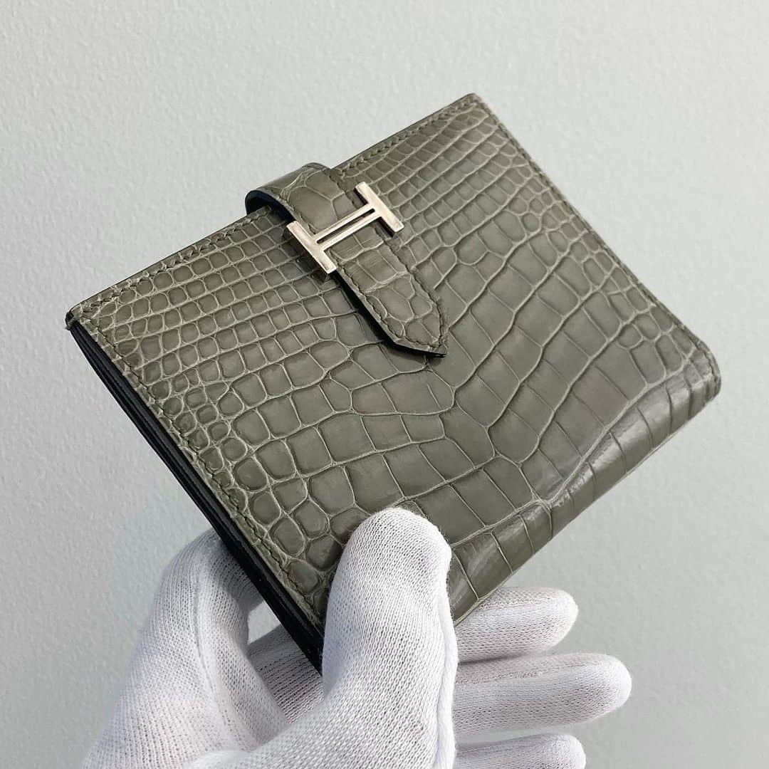 のインスタグラム：「. 《 HERMES 》  MODEL : ベアン ⁡ －－－－－－－－－－ー－－－－－－－－－－－－－－  商品の詳細につきましてはDM、又はお電話にてお問い合わせ下さい。 ⁡ DMやお電話からの郵送販売も可能です。 ⁡ ショッピングローンなど各種お支払い方法もご用意しておりますのでご相談下さい。 ⁡ International shipping is available. Please contact us though DM. ⁡ ⁡ 〈RINKAN SHIBUYA〉 TEL：03-5458-3050 LINE ID：@283swjhf」