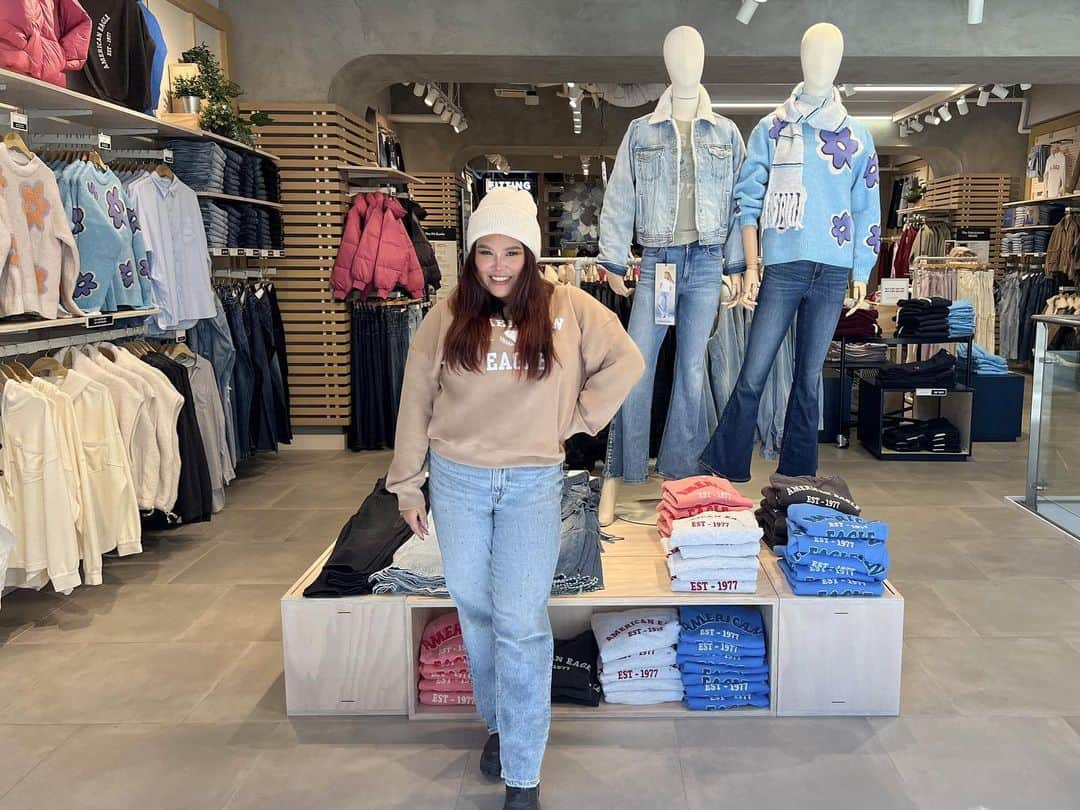 JESSICAさんのインスタグラム写真 - (JESSICAInstagram)「@americaneaglejp の池袋店に行ってきました❄️‼︎ . ダンス動画でコラボしたときに着たジーンズがめちゃくちゃ気に入って履きまくってて、今回は秋冬の新作を試させて頂きました🤍🤍 . アイテム全部可愛いけど、特に着用してるキラキラデニムがドツボすぎてまたお気に入り増えました🤭💗   AEの店舗に行って、自分にぴったりのジーンズに出会ってきてね？🤍 AEのインスタもフォローして、最新情報も全部受け取っとこ！！笑  #アメリカンイーグル #americaneaglejp #AEJeans #AEコーデ #PR」10月21日 20時00分 - jessica_0825_jessica