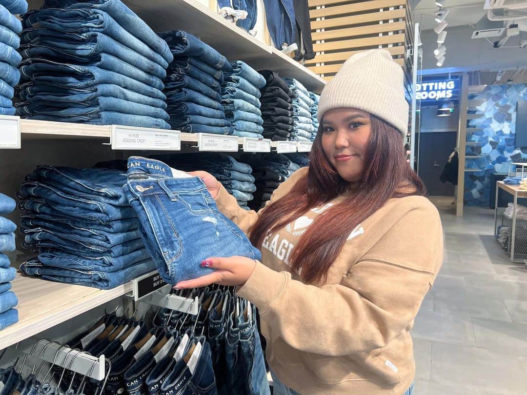 JESSICAさんのインスタグラム写真 - (JESSICAInstagram)「@americaneaglejp の池袋店に行ってきました❄️‼︎ . ダンス動画でコラボしたときに着たジーンズがめちゃくちゃ気に入って履きまくってて、今回は秋冬の新作を試させて頂きました🤍🤍 . アイテム全部可愛いけど、特に着用してるキラキラデニムがドツボすぎてまたお気に入り増えました🤭💗   AEの店舗に行って、自分にぴったりのジーンズに出会ってきてね？🤍 AEのインスタもフォローして、最新情報も全部受け取っとこ！！笑  #アメリカンイーグル #americaneaglejp #AEJeans #AEコーデ #PR」10月21日 20時00分 - jessica_0825_jessica