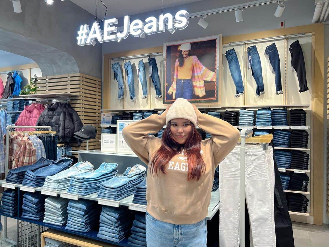 JESSICAのインスタグラム：「@americaneaglejp の池袋店に行ってきました❄️‼︎ . ダンス動画でコラボしたときに着たジーンズがめちゃくちゃ気に入って履きまくってて、今回は秋冬の新作を試させて頂きました🤍🤍 . アイテム全部可愛いけど、特に着用してるキラキラデニムがドツボすぎてまたお気に入り増えました🤭💗   AEの店舗に行って、自分にぴったりのジーンズに出会ってきてね？🤍 AEのインスタもフォローして、最新情報も全部受け取っとこ！！笑  #アメリカンイーグル #americaneaglejp #AEJeans #AEコーデ #PR」