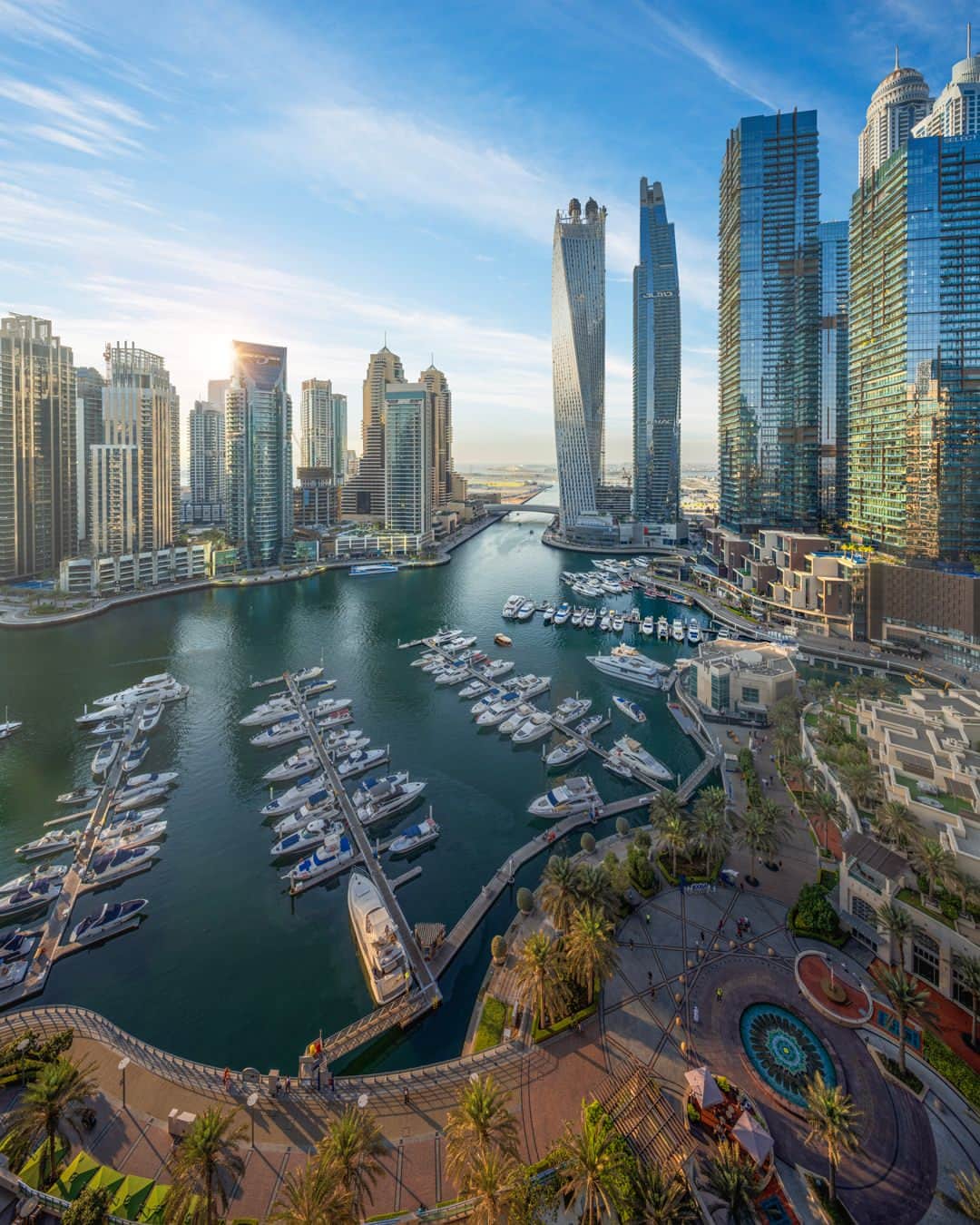 エミレーツ航空のインスタグラム：「A waterfront wonderland awaits in Dubai Marina. ✨⛵️🏙️   📸 @danyeid」