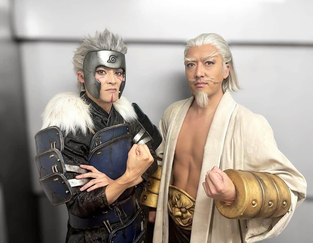 北村圭吾のインスタグラム：「#舞台NARUTO  4日目マチソワ公演 御来場ありがとうございました🙇🏻  昼夜共に3階席迄沢山のお客様 そして立ち見のお客様迄 そして鳴り止まないスタンディングオベーション 本当にありがとうございました✨  神戸公演そして明日は地方公演最終日🔥  変わらず皆様に熱い熱い最終章お届けしたいと思います！  本日は二代目火影扉間役の龍ちゃんと!!!  #舞台NARUTO #NARUTO #扉間 #エー」