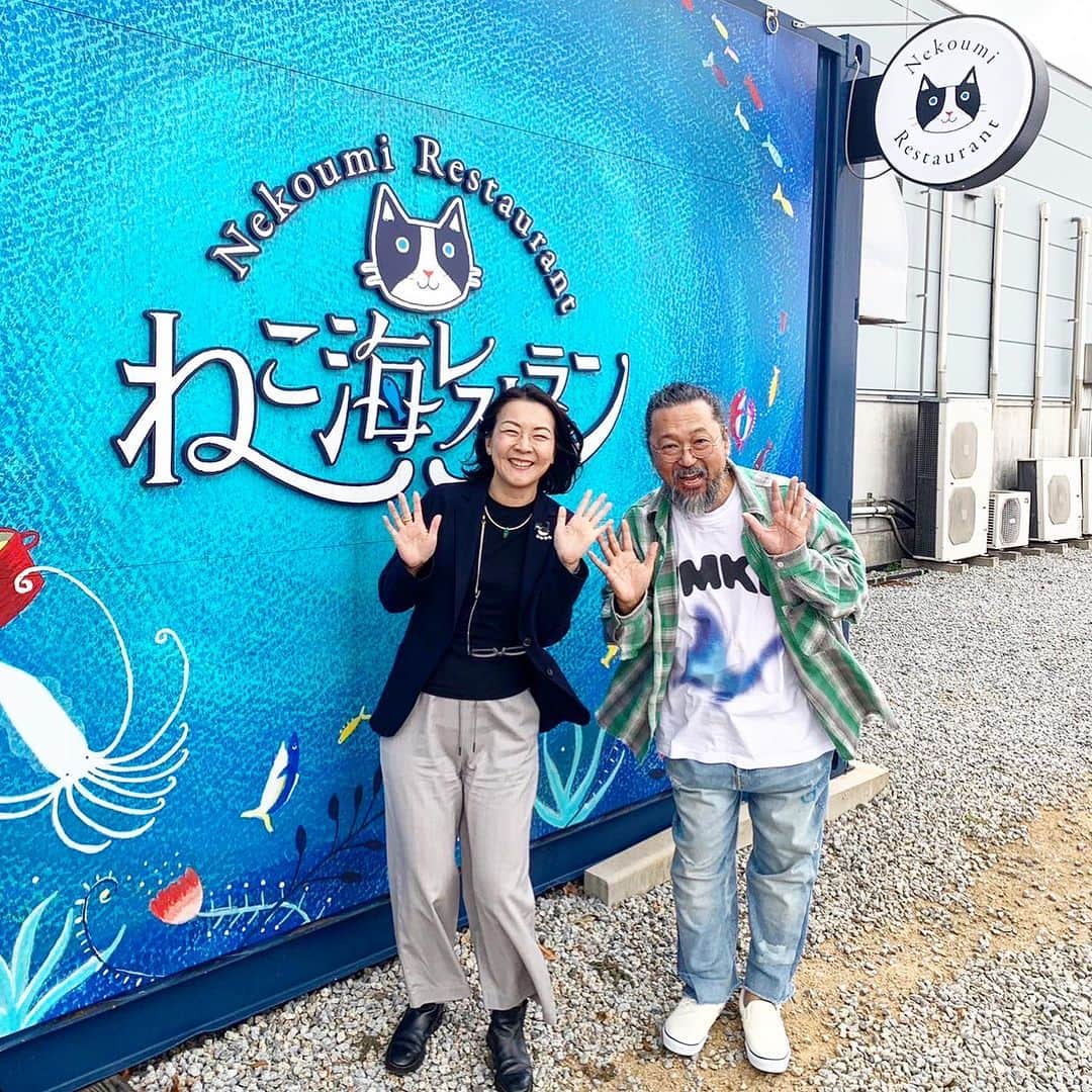 村上隆さんのインスタグラム写真 - (村上隆Instagram)「今日はYouTubeで見つけた @aki_marine_products 安岐水産と言う生鮮魚貝加工工場に見学に行って来ました。 いろいろ勉強させてもらいました。 安岐レイコ様 お忙しい中、お時間ありがとうございました。  最後は猫カフェ @cumi_umi_ でポーズ！」10月21日 20時10分 - takashipom