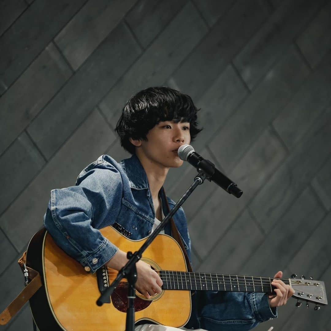 クボタカイのインスタグラム：「リリースイベントでした🎸  アコギと喉だけのシンプルなライブ。 この作品「返事はいらない」が沢山届きますように😌  この後、FM802「Roundtable with Komaki」 でライブ音源がOA！聞いてね😚  📸 @saru_0305」