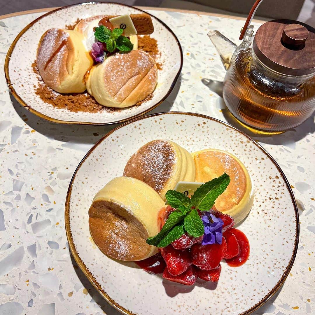 あゆまっくすさんのインスタグラム写真 - (あゆまっくすInstagram)「⁡ ⁡ ◆STRAWBERRY SOUFFLE　136HKD ◆LOTUS BISCOFF CARAMEL MAGIC SOUFFLE　108HKD ⁡ 香港・中環駅にあるPHI Coffee & Pancakeで 日本スタイルのふわふわパンケーキ🥞☁️  ⁡ ぷるぷるの生地はとろけるような口どけ！ 甘さ控えめ、軽い食感でぺろりと完食。 個人的にはロータスの方が好きでした🤤 ⁡ 朝早くから営業しているのもうれしいポイント。 ディズニーランドの前に立ち寄りました😊 ⁡ ⁡ 提供期間: 通年 訪問店舗: PHI Coffee & Pancake (Central) (中環駅から徒歩約6分) 定休日: なし ⁡ ​ ‎⋆ ･‎⋆ ･‎⋆ ･‎⋆​」10月21日 20時02分 - ayumax666