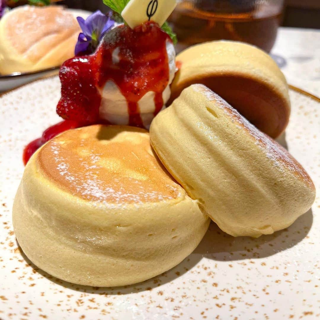 あゆまっくすさんのインスタグラム写真 - (あゆまっくすInstagram)「⁡ ⁡ ◆STRAWBERRY SOUFFLE　136HKD ◆LOTUS BISCOFF CARAMEL MAGIC SOUFFLE　108HKD ⁡ 香港・中環駅にあるPHI Coffee & Pancakeで 日本スタイルのふわふわパンケーキ🥞☁️  ⁡ ぷるぷるの生地はとろけるような口どけ！ 甘さ控えめ、軽い食感でぺろりと完食。 個人的にはロータスの方が好きでした🤤 ⁡ 朝早くから営業しているのもうれしいポイント。 ディズニーランドの前に立ち寄りました😊 ⁡ ⁡ 提供期間: 通年 訪問店舗: PHI Coffee & Pancake (Central) (中環駅から徒歩約6分) 定休日: なし ⁡ ​ ‎⋆ ･‎⋆ ･‎⋆ ･‎⋆​」10月21日 20時02分 - ayumax666