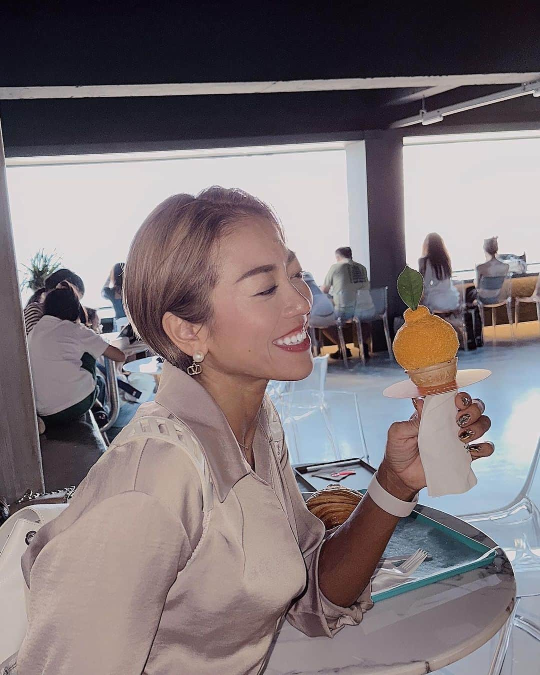 Natsuki（ナツキ）さんのインスタグラム写真 - (Natsuki（ナツキ）Instagram)「🍊( ˙꒳​˙ )🍊  映えFOOD🍊🍦を 買ったとて、、、、  吸引力すごすぎて 秒で消えてく件🤣🤣  結局、映え写真なんて 撮れない。笑😂  まぁ、そんなもん😂❤️  でも可愛らしいお店だた🍊✌🏾  #チェジュ島 #済州島 #済州島グルメ  #トマカメラ #icecream  #jeju #jejuisland  #korea」10月21日 20時03分 - natsukiii78