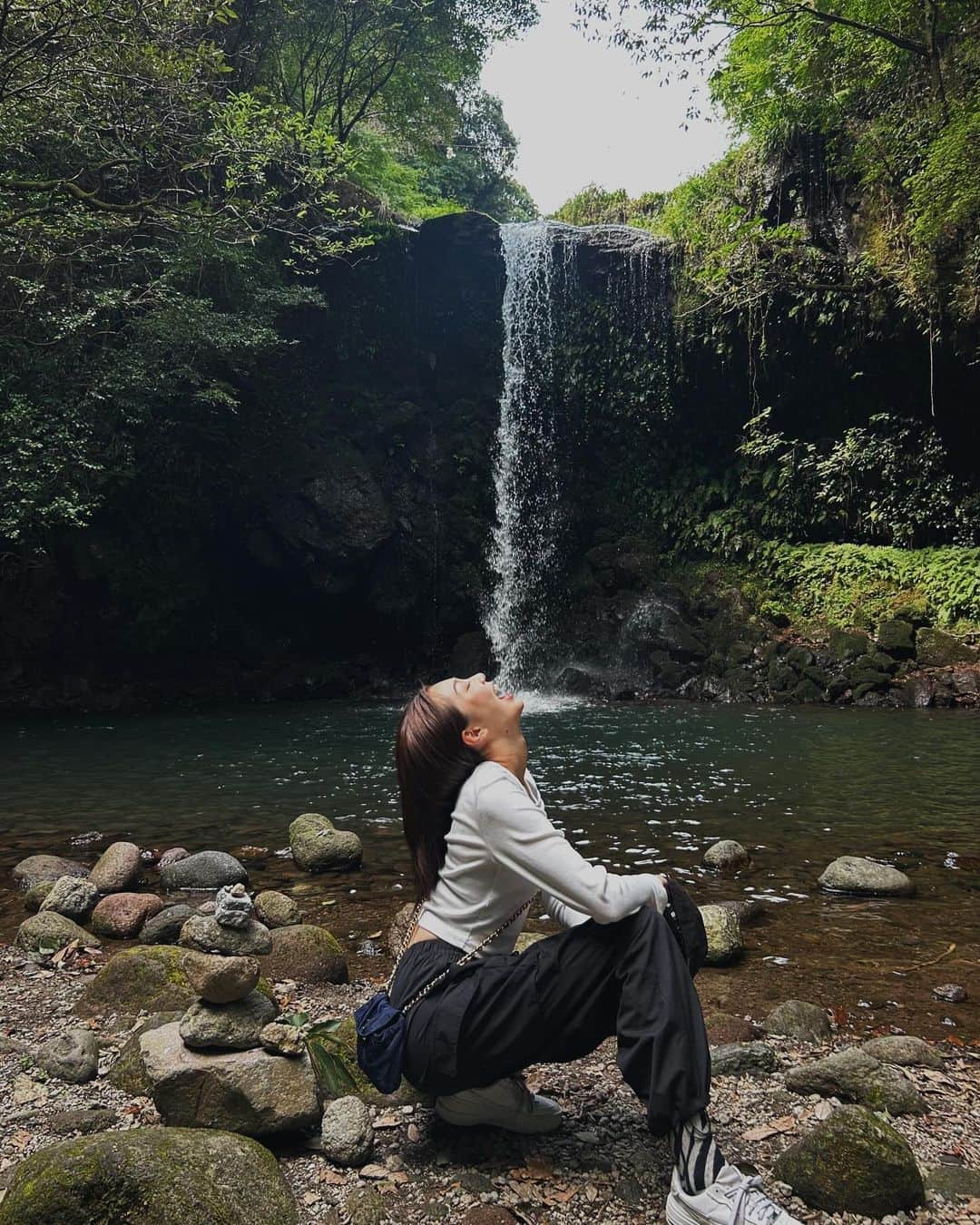 美舞さんのインスタグラム写真 - (美舞Instagram)「#長崎県南島原の心の浄化旅 自然豊かで水が綺麗な南島原は、 初めての土地なのに実家に帰ってきた暖かさ。 を感じた包容力ある素敵な場所でした。 緑の中にたたずむ山の寺 邑居で奮発しすぎたよね？ってほどの盛り盛り地元のお野菜天ぷらに、 南島原といえばの手延べ素麺。を目の前で流して🤭 歩いて降ればオシャレなカフェがあって、 もはやこのコースのみで心の浄化完了、、、笑 地元の人が集まる水汲みスポットや、 全てを洗い流してくれそうな綺麗な鮎帰りの滝。 美人なお友達が働くお店Galletto KAMEYA でパフェ食べて ちなみにピザも🍕人気でまた行きたい。 ホテルでの夕食ももちろん新鮮で最高に美味しくて。 硬い印象があった坐禅を、楽しく教えてくれた住職さん本人がパワースポットの　玉峰寺で坐禅体験。 星見て1日楽しかったなぁーって、満足して、 次の日世界遺産で朝ヨガして綺麗な海を元気に泳ぐイルカさんに遊んでもらって非現実的で感動🥺🫶 楽しかった思い出を道の駅ひまわりで昼食とりながら浸って話して、今回の浄化旅完了です♡♡♡ また帰ろう🫶南島原市に。 . .  #南島原 #九州旅行  #心浄化旅  #PR #長崎県　#旅行　#女子旅 #原城跡」10月21日 20時03分 - mibuki__.39
