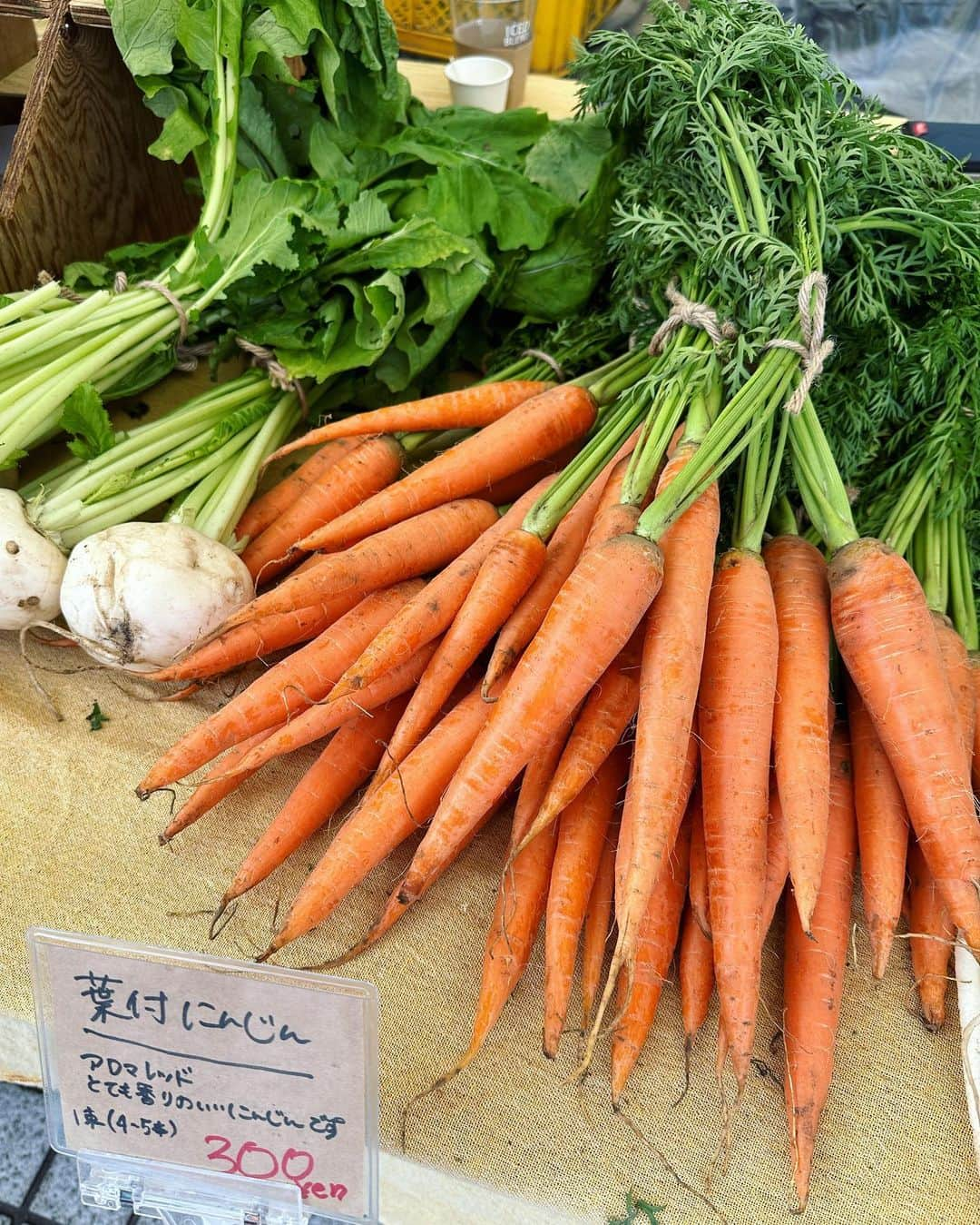 近藤しづかさんのインスタグラム写真 - (近藤しづかInstagram)「ファーマーズマーケットへ 行ってきました🥕🥦🍅🍆  お天気も良くて 気持ちいい〜〜  買ったもの🧺 ◎大根の葉 ◎サラダmix ◎葉付にんじん ◎ピーマン ◎なし ◎柿 ＊全て有機、無農薬  #ごちそうさまチャレンジで飢餓をなくそう   #捨てる部分に栄養たっぷり  #家庭内食品ロスを減らそう  #有機野菜 #無農薬野菜  #farmersmarketunu」10月21日 20時03分 - shizuka_kondo