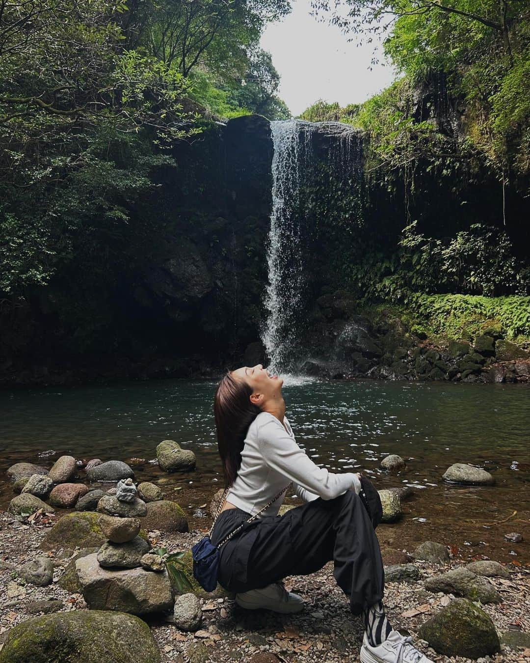 美舞のインスタグラム：「#長崎県南島原の心の浄化旅 自然豊かで水が綺麗な南島原は、 初めての土地なのに実家に帰ってきた暖かさ。 を感じた包容力ある素敵な場所でした。 緑の中にたたずむ山の寺 邑居で奮発しすぎたよね？ってほどの盛り盛り地元のお野菜天ぷらに、 南島原といえばの手延べ素麺。を目の前で流して🤭 歩いて降ればオシャレなカフェがあって、 もはやこのコースのみで心の浄化完了、、、笑 地元の人が集まる水汲みスポットや、 全てを洗い流してくれそうな綺麗な鮎帰りの滝。 美人なお友達が働くお店Galletto KAMEYA でパフェ食べて ちなみにピザも🍕人気でまた行きたい。 ホテルでの夕食ももちろん新鮮で最高に美味しくて。 硬い印象があった坐禅を、楽しく教えてくれた住職さん本人がパワースポットの　玉峰寺で坐禅体験。 星見て1日楽しかったなぁーって、満足して、 次の日世界遺産で朝ヨガして綺麗な海を元気に泳ぐイルカさんに遊んでもらって非現実的で感動🥺🫶 楽しかった思い出を道の駅ひまわりで昼食とりながら浸って話して、今回の浄化旅完了です♡♡♡ また帰ろう🫶南島原市に。 . .  #南島原 #九州旅行  #心浄化旅  #PR #長崎県　#旅行　#女子旅 #原城跡」