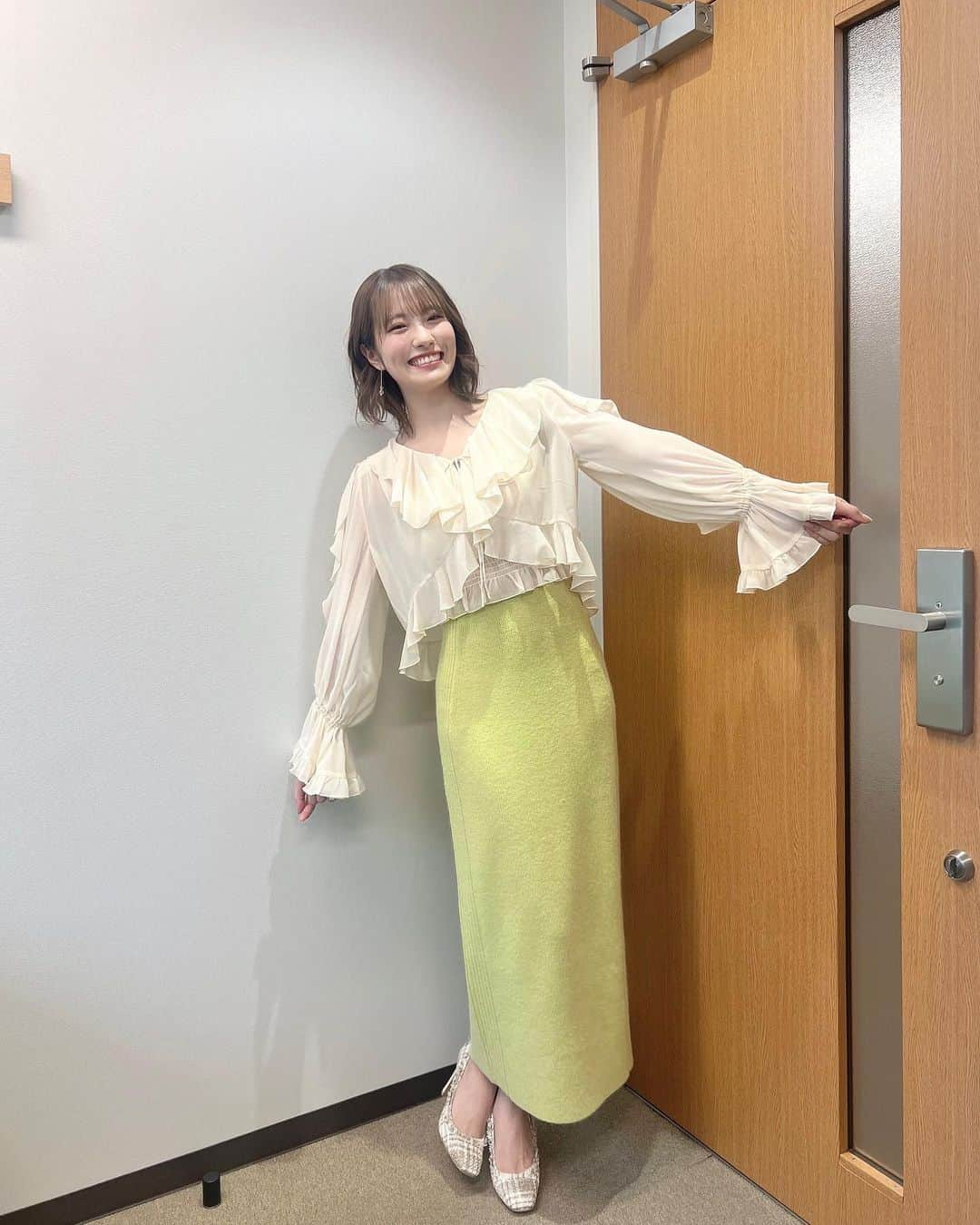 小嶋花梨さんのインスタグラム写真 - (小嶋花梨Instagram)「今日の #せやねん！ お衣装はふりふり👗🫧 ⁡ ⁡ スカートは楽屋のソファと同じ色でした👒笑  ⁡ ⁡ ⁡ #COCODEAL #Lilliancarat #DIANA」10月21日 21時00分 - nmb_kojima_48