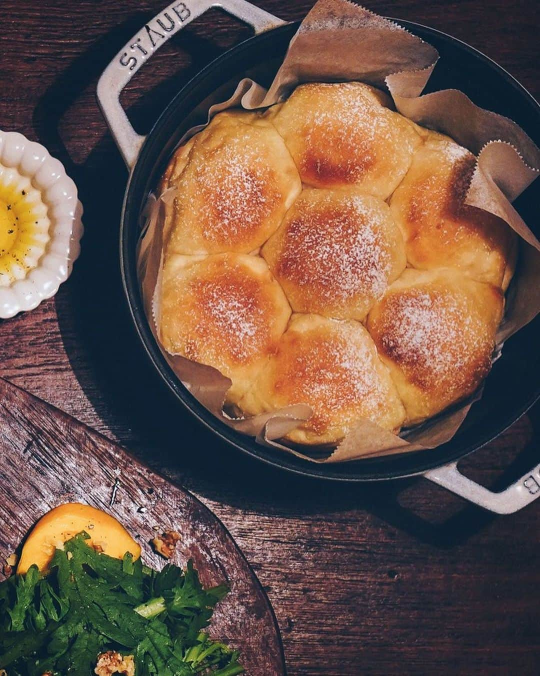 美紀さんのインスタグラム写真 - (美紀Instagram)「1021 T's breads dinner 来週ハードな私のために Tさんがちぎりパン焼いてくれました  信州旅、小布施ワイナリーで選んだ とっておきのナチュラルワインに 春菊と柿のサラダ 三元豚のハーブソース もちもちのちぎりパン 最高に美味しい◎  Tパンエールがいちばんのご褒美 深夜と早朝の連日本番、頑張れます ☺︎  #miki_life #miki_home #Tさんの手作りパン #Tさんの丸パン」10月21日 20時04分 - miki_rolleilife