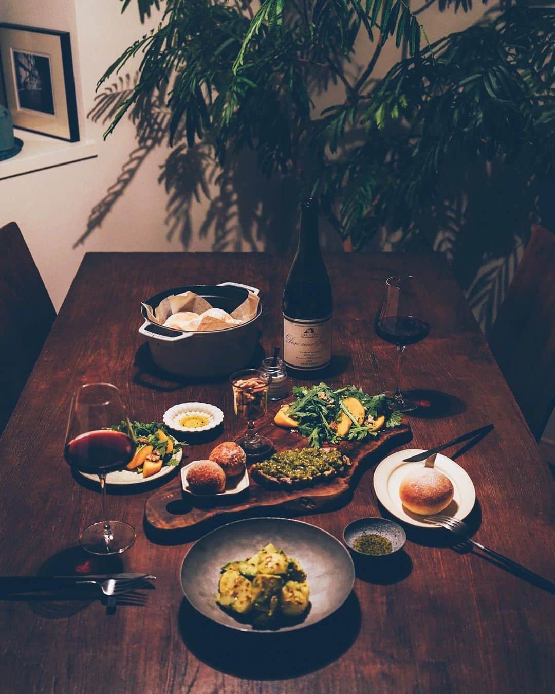 美紀のインスタグラム：「1021 T's breads dinner 来週ハードな私のために Tさんがちぎりパン焼いてくれました  信州旅、小布施ワイナリーで選んだ とっておきのナチュラルワインに 春菊と柿のサラダ 三元豚のハーブソース もちもちのちぎりパン 最高に美味しい◎  Tパンエールがいちばんのご褒美 深夜と早朝の連日本番、頑張れます ☺︎  #miki_life #miki_home #Tさんの手作りパン #Tさんの丸パン」