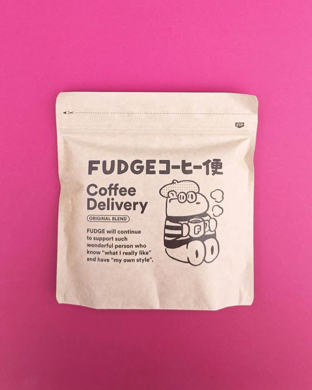 佐々木茜さんのインスタグラム写真 - (佐々木茜Instagram)「. . 昨年とっっっても！コーヒー時間を充実させてくれたFUDGEのスペシャル企画、 「FUDGE コーヒー便」の展開が今年も決定🎉(嬉しい！) ・・というわけで、一足お先にお試しする機会をいただいたので☕️(美味しい！) おすすめさせてください📝(楽しい！)  「FUDGE コーヒー便」については @fudge_coffee に詳しく載っています☕️  今年は「本屋さんで働くパリジェンヌが自宅で過ごすシーン」によって、 飲みたいコーヒーをイメージしてオリジナルブレンド3種を制作しています。 (スペシャルティコーヒー専門店「REC COFFEE」 @rec_coffee とコラボレーション！） 「本屋さんで働くパリジェンヌ」🇫🇷📚って！もう！なんてときめく響き！  そして第一回目のシーンはずばり、8:00。午前8時です。 目覚めにぴったりな苦さとコクがきちんとある中深煎りのコーヒーは、 “今日も頑張るあなたへ。朝のご褒美コーヒー☕️“とあたたかいメッセージがこめられています。  朝の軽い運動からの延長線上で、二の腕の筋トレ・・ならぬ、豆を手動で轢いて、淹れて、 目を瞑りゆーっくり深呼吸しながらいただいて🌿(味も香りもよりダイレクトに感じられる気がします)  思い切り早起きして家事を一通り済ませられたら、仕事の前にちょっとお気に入りの本を引っ張り出したりして📚  パリジェンヌらしくクロワッサンとカフェオレのモーニングもいいし🥐🥛  マイボトルに詰めて近所にパンを買いに行ったり🚶‍♀️(そのままベンチで焼き立てをいただいちゃったり。)  今回もFUDGE.jpのブログで詳しく紹介しているので、そちらもぜひご覧ください(ストーリーから飛べるようにします✈︎)  ☕️ブレンド詳細 @rec_coffee  コーヒーの焙煎度：中深煎り ブレンドした国：ホンジュラス、ケニア、ニカラグア キーワード：目覚めにぴったりな苦さとコク 風味：オレンジ、ヘーゼルナッツ、キャラメル、ブラウンシュガー 特徴：酸味3/甘さ3/ボディ3/苦味3  ブラックは苦手だな〜という方にもそのまま飲んでみていただきたい、飲みやすく良いバランスです。 (もちろんカフェオレにしても)  ☕️受注販売期間 2023/10/12(木)から11/10(金)09:59まで @fudge_coffee の特設サイトで購入できます。 昨年からパワーアップして、購入する際にコーヒー豆の状態を「豆」or「粉」から選べるようになりました。 私は自分で轢く(エクササイズという)のが好きなので豆派です🙋‍♀️ でも、粉もさっと飲めてお手軽でいいですよね〜。お好みで🙆‍♀️ プランも3つあるのでじっくりお悩みください！今回も期間限定なので、お忘れなく☕️  そんなかんじです☕️🤎☕️  @rec_coffee ☕️ @fudge_coffee  #FUDGE #FUDGEコーヒー便 #FUDGEコーヒー部 #PR」10月21日 20時05分 - akane_madder2