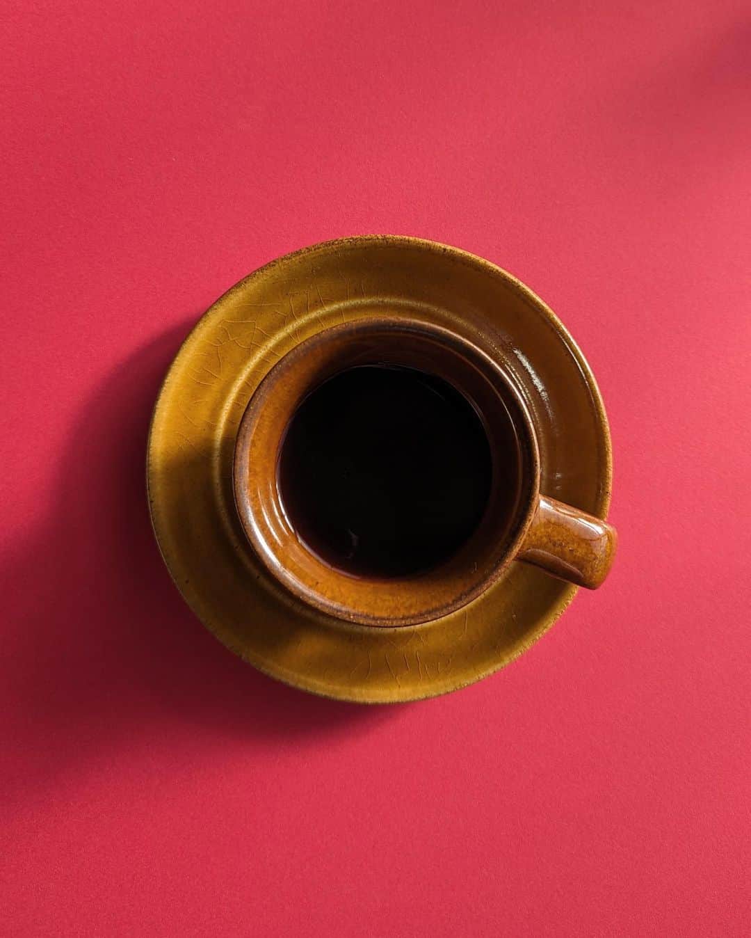 佐々木茜さんのインスタグラム写真 - (佐々木茜Instagram)「. . 昨年とっっっても！コーヒー時間を充実させてくれたFUDGEのスペシャル企画、 「FUDGE コーヒー便」の展開が今年も決定🎉(嬉しい！) ・・というわけで、一足お先にお試しする機会をいただいたので☕️(美味しい！) おすすめさせてください📝(楽しい！)  「FUDGE コーヒー便」については @fudge_coffee に詳しく載っています☕️  今年は「本屋さんで働くパリジェンヌが自宅で過ごすシーン」によって、 飲みたいコーヒーをイメージしてオリジナルブレンド3種を制作しています。 (スペシャルティコーヒー専門店「REC COFFEE」 @rec_coffee とコラボレーション！） 「本屋さんで働くパリジェンヌ」🇫🇷📚って！もう！なんてときめく響き！  そして第一回目のシーンはずばり、8:00。午前8時です。 目覚めにぴったりな苦さとコクがきちんとある中深煎りのコーヒーは、 “今日も頑張るあなたへ。朝のご褒美コーヒー☕️“とあたたかいメッセージがこめられています。  朝の軽い運動からの延長線上で、二の腕の筋トレ・・ならぬ、豆を手動で轢いて、淹れて、 目を瞑りゆーっくり深呼吸しながらいただいて🌿(味も香りもよりダイレクトに感じられる気がします)  思い切り早起きして家事を一通り済ませられたら、仕事の前にちょっとお気に入りの本を引っ張り出したりして📚  パリジェンヌらしくクロワッサンとカフェオレのモーニングもいいし🥐🥛  マイボトルに詰めて近所にパンを買いに行ったり🚶‍♀️(そのままベンチで焼き立てをいただいちゃったり。)  今回もFUDGE.jpのブログで詳しく紹介しているので、そちらもぜひご覧ください(ストーリーから飛べるようにします✈︎)  ☕️ブレンド詳細 @rec_coffee  コーヒーの焙煎度：中深煎り ブレンドした国：ホンジュラス、ケニア、ニカラグア キーワード：目覚めにぴったりな苦さとコク 風味：オレンジ、ヘーゼルナッツ、キャラメル、ブラウンシュガー 特徴：酸味3/甘さ3/ボディ3/苦味3  ブラックは苦手だな〜という方にもそのまま飲んでみていただきたい、飲みやすく良いバランスです。 (もちろんカフェオレにしても)  ☕️受注販売期間 2023/10/12(木)から11/10(金)09:59まで @fudge_coffee の特設サイトで購入できます。 昨年からパワーアップして、購入する際にコーヒー豆の状態を「豆」or「粉」から選べるようになりました。 私は自分で轢く(エクササイズという)のが好きなので豆派です🙋‍♀️ でも、粉もさっと飲めてお手軽でいいですよね〜。お好みで🙆‍♀️ プランも3つあるのでじっくりお悩みください！今回も期間限定なので、お忘れなく☕️  そんなかんじです☕️🤎☕️  @rec_coffee ☕️ @fudge_coffee  #FUDGE #FUDGEコーヒー便 #FUDGEコーヒー部 #PR」10月21日 20時05分 - akane_madder2