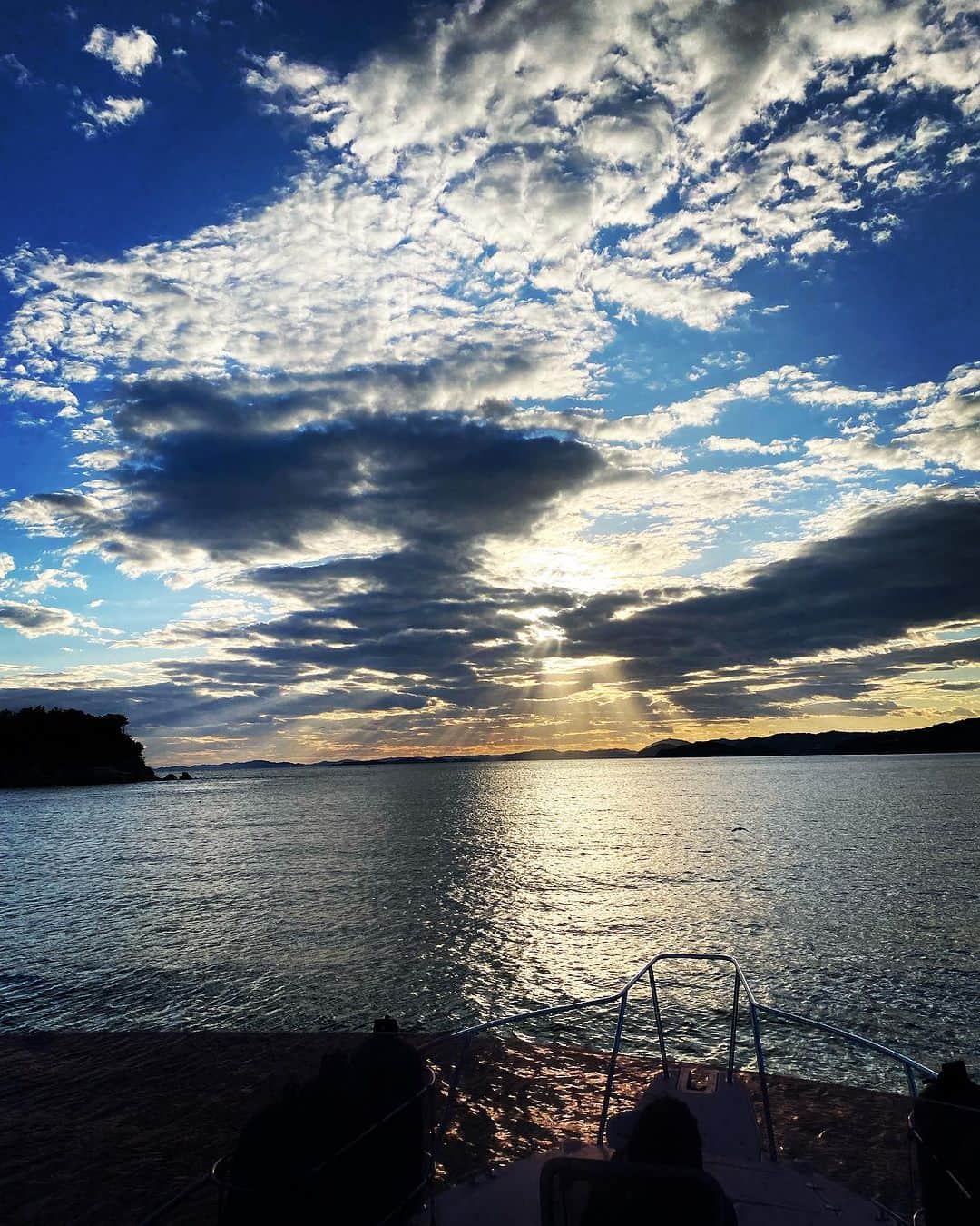 多賀公人さんのインスタグラム写真 - (多賀公人Instagram)「海の上でプカプカ。海よ俺の海よ🎵なんて歌ってると日常の悩み事も忘れてしまいます。てか悩み事なんて私にあるのか？ですが。やっぱ海はいい。 #海　#海よ　#俺の海よ　#プカプカ　#クルーズ　#昼寝　#love #sea #fun #life #boatlife  #多賀公人　#アナウンサー　#瀬戸内海」10月21日 20時06分 - kimito_taga