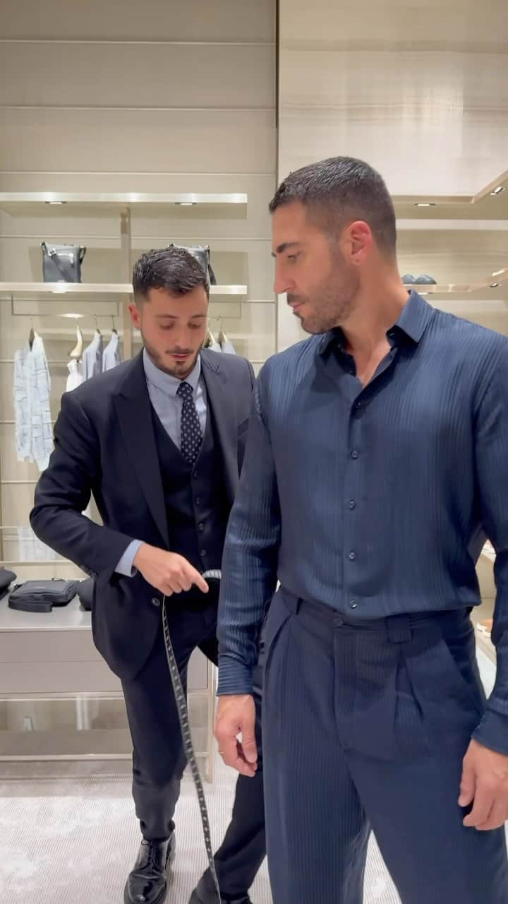 ミゲル・エンジェル・シルベストレのインスタグラム：「Taking measurements for the opening of Giorgio Armani, Madrid @giorgioarmani @r0b3rtina_」