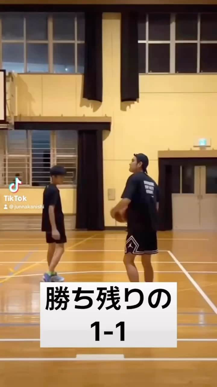 仲西淳のインスタグラム：「🚨1on1は駆け引きが大事🚨  ✅ドリブルはすぐに使わない ✅ドリブルはあくまでも引き出しの一つ ✅ドリブルを制限する事で頭を使う ✅NBA選手やBリーガーはシンプル  #仲西淳 #育成コーチ #アンダーカテゴリー　#NBA #1on1 #駆け引き　#basketball #バスケットボール　#バスケ好きな人と繋がりたい #シンプルイズベスト #バスケ」