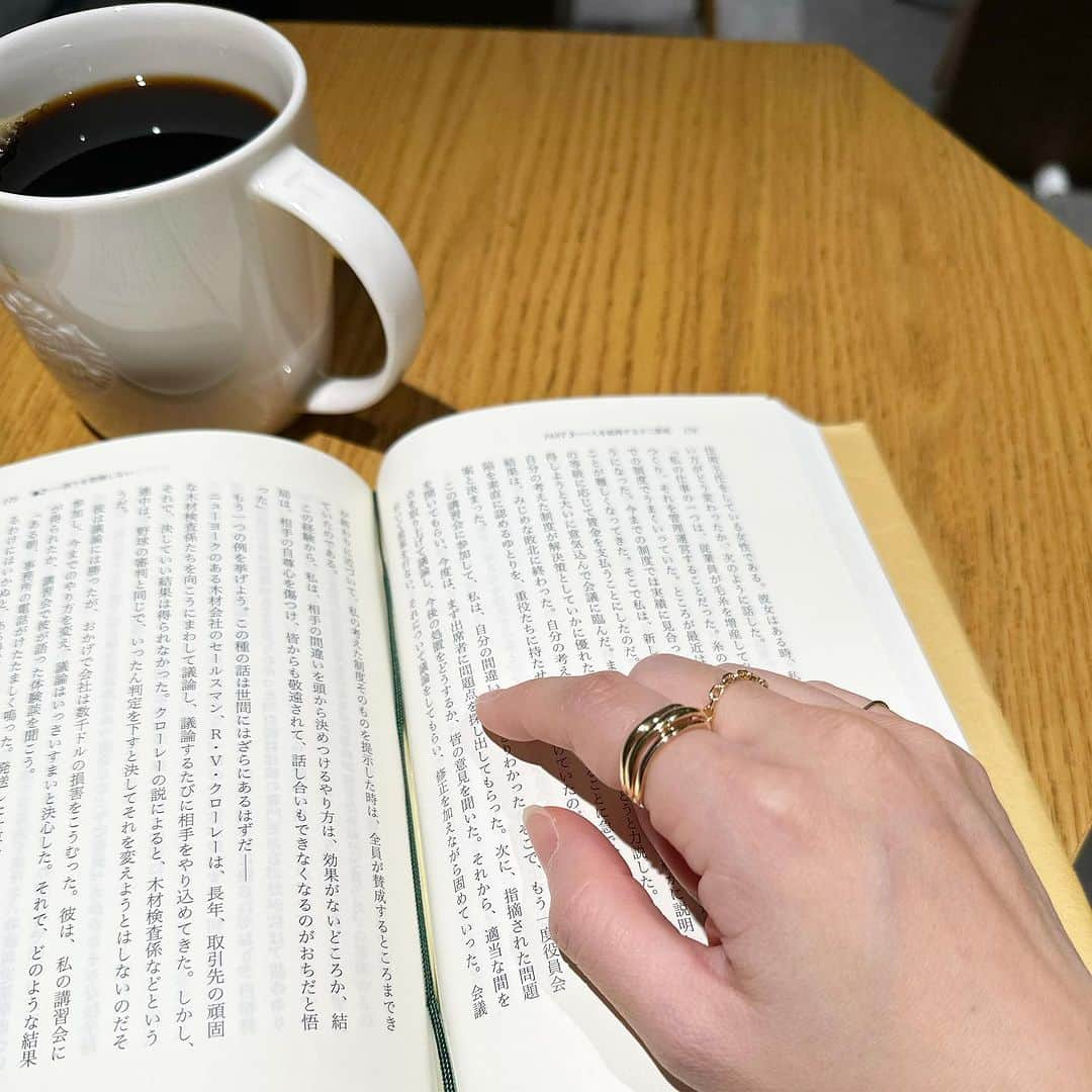 奥山夏織のインスタグラム：「コーヒーを飲みながら読書タイム📖✨ 手には(@h_jewelry_official )のリングがキラキラ💍✨ 手が華やかだと所作が良くなり、手元が綺麗な手に見えて印象が良くなります❤️ 人差し指の指輪ですが、3連みたいになってて可愛い😍 ・・・ #PR #ジュエリー #リング #💍#ゴールドリング #jewelry」