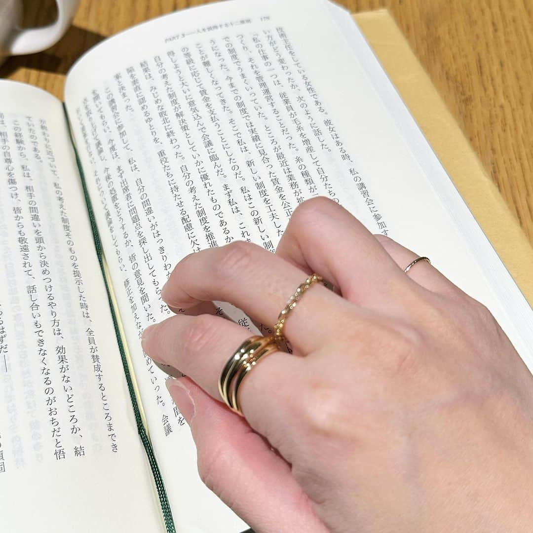 奥山夏織さんのインスタグラム写真 - (奥山夏織Instagram)「コーヒーを飲みながら読書タイム📖✨ 手には(@h_jewelry_official )のリングがキラキラ💍✨ 手が華やかだと所作が良くなり、手元が綺麗な手に見えて印象が良くなります❤️ 人差し指の指輪ですが、3連みたいになってて可愛い😍 ・・・ #PR #ジュエリー #リング #💍#ゴールドリング #jewelry」10月21日 20時18分 - okuyama_kaori