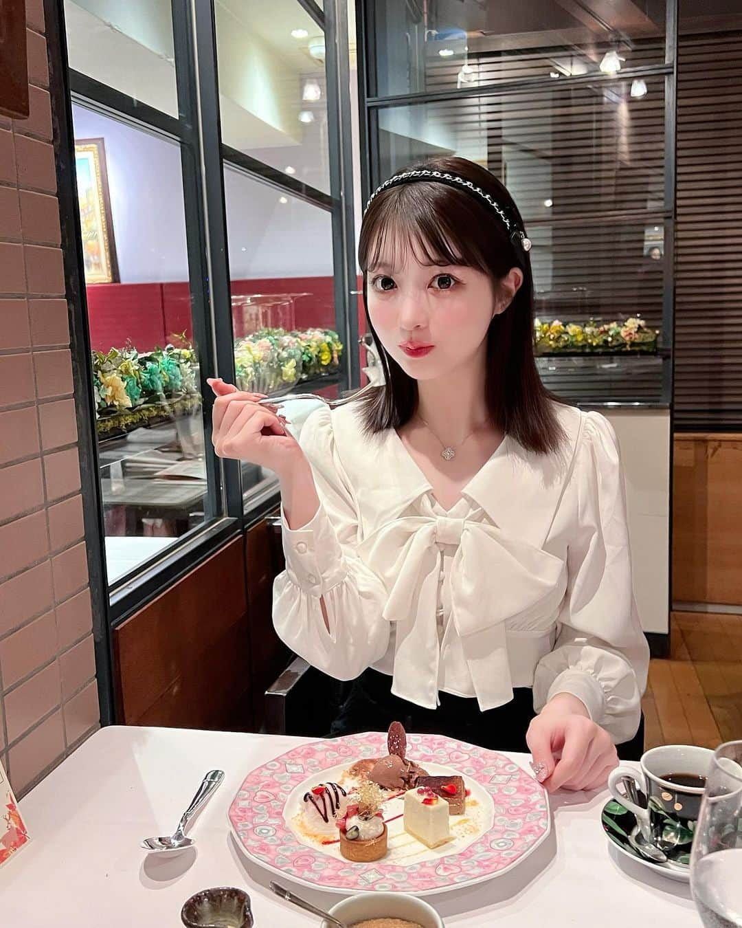 中山恵美生さんのインスタグラム写真 - (中山恵美生Instagram)「行ってみたかったお店😋🍴🎀  全身 @m.me.eme_official ♡♡  #ガーリーコーデ #冬コーデ #アウターコーデ #ロングコート #コート #アウター #ディナーコーデ #恵比寿ディナー #恵比寿フレンチ #カチューシャ #大人可愛いコーデ #ホワイトコーデ」10月21日 20時11分 - emiu0624