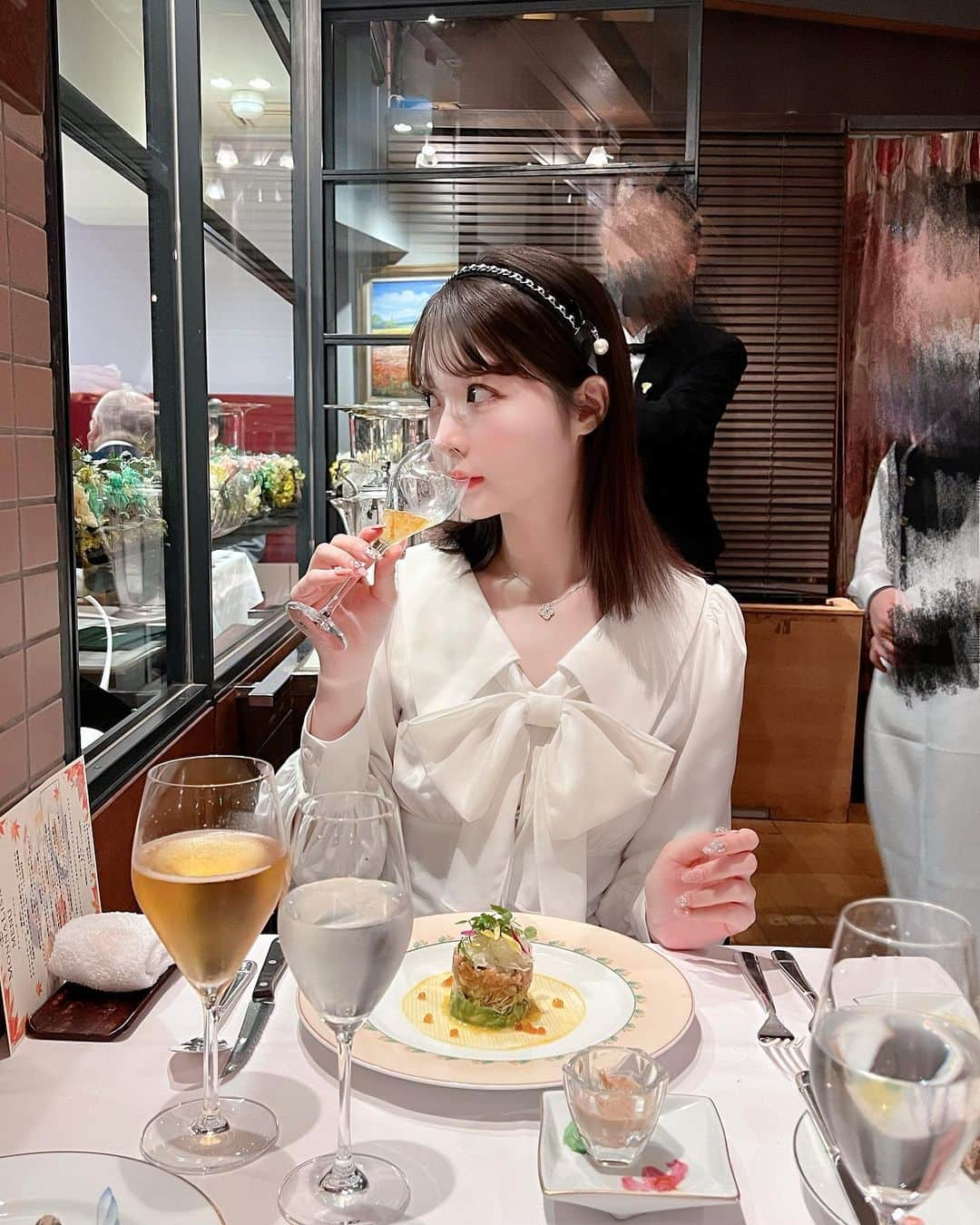 中山恵美生さんのインスタグラム写真 - (中山恵美生Instagram)「行ってみたかったお店😋🍴🎀  全身 @m.me.eme_official ♡♡  #ガーリーコーデ #冬コーデ #アウターコーデ #ロングコート #コート #アウター #ディナーコーデ #恵比寿ディナー #恵比寿フレンチ #カチューシャ #大人可愛いコーデ #ホワイトコーデ」10月21日 20時11分 - emiu0624