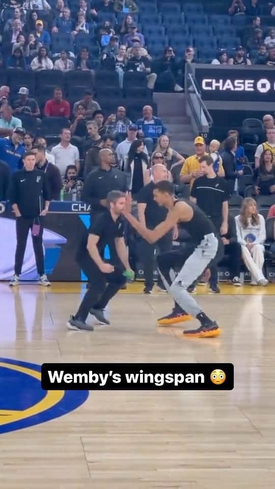 FIBAのインスタグラム：「Imagine trying to attack this guy 😳  (via TW - cjholmes22)」