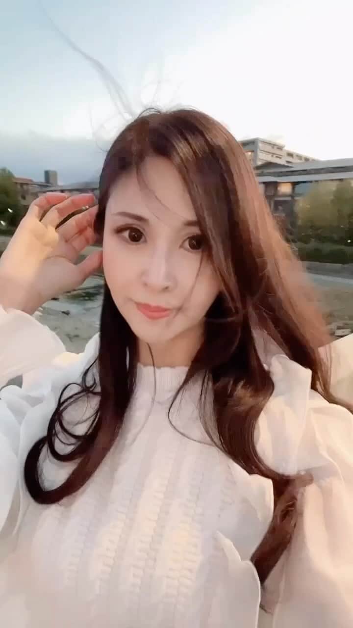越野矢素子のインスタグラム：「昔から鴨川沿いを歩くとウキウキするけど寒かった😅 夕暮れの鴨川に大好きなリッツカールトン」