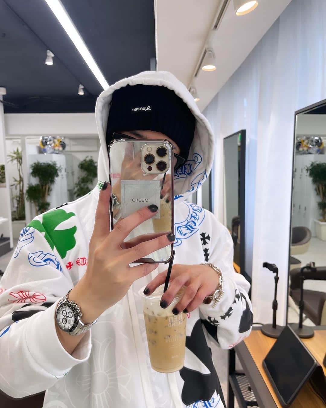 加代憲康のインスタグラム：「@chromeheartsofficial このフーディーは派手だけど、ホワイトは合わせやすいからええですね！  スニーカーはLV×NIKEに見せかけたcustomなんだけど、クオリティ高くて良きです。  @cleto_all のリール皆さん見てくれてありがとうございます♪  さぁ、土日楽しんでいこー🙌」