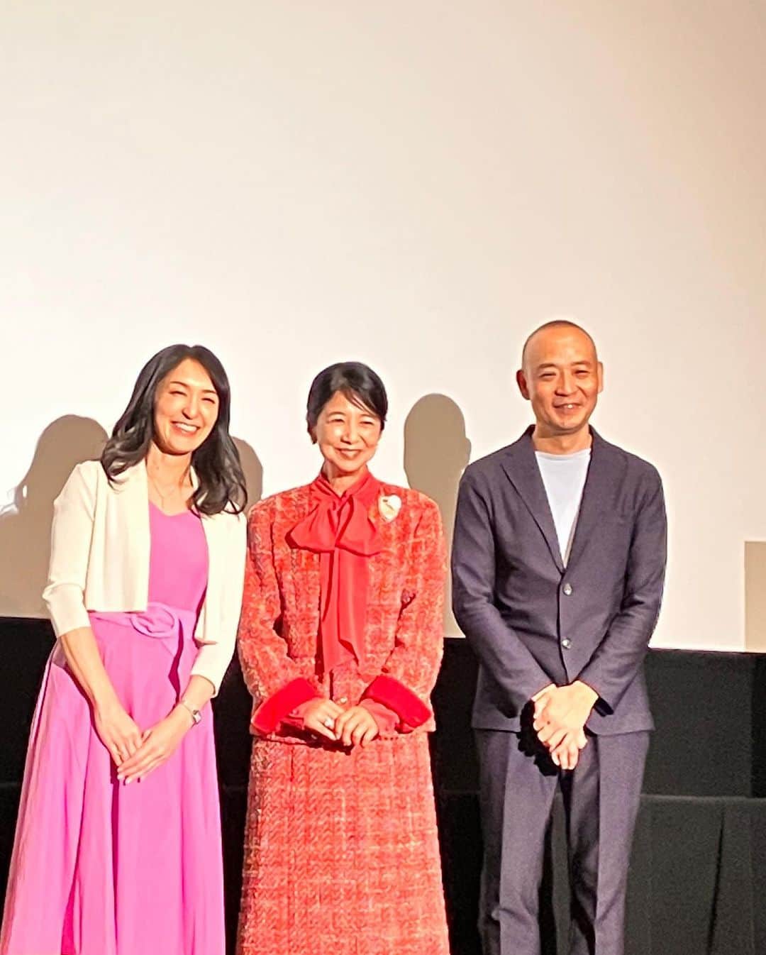 宮崎美子さんのインスタグラム写真 - (宮崎美子Instagram)「皆さん、こんばんは。  本日、映画「シェアの法則」の舞台挨拶に行ってきました！  主演の小野武彦さんの奥様を演じております。  新宿、横浜と公開になり、全国で順次公開致します。  http://www.share-hosoku.com/#theater  ぜひ、皆様、お近くの映画館で公開になりしたら、足をお運びいたけますと幸いです。  #映画 #シェアの法則 #シェアハウス」10月21日 20時15分 - miyazakiyoshiko.official