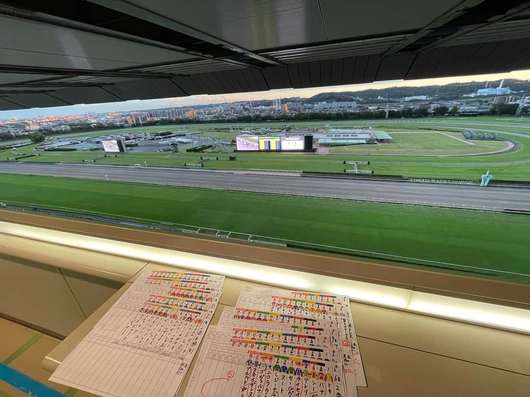 髙橋大悟さんのインスタグラム写真 - (髙橋大悟Instagram)「#競馬  秋の東京競馬場！  最近、日が暮れるのも早くなりましたね〜 12レース終わったあとの夕日も綺麗です！🤩  引き続き実況練習頑張ります！！💪🔥  #ウイニング競馬 #東京競馬場 #テレビ東京 #アナウンサー #髙橋大悟」10月21日 20時15分 - daigo_takahashi_tx.777