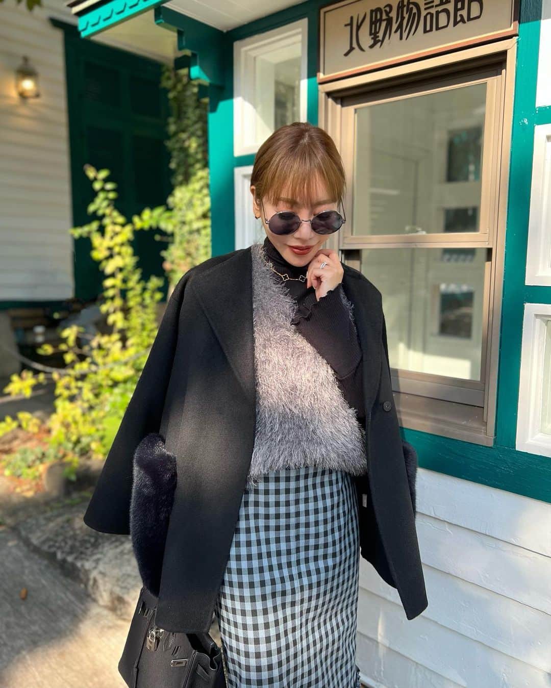 rinのインスタグラム：「⁡ ⁡ ⁡ ⁡ 明日から予約startのコート🫶 ⁡ リバー仕立てで軽く、なのに暖かくて🥰 ⁡ @baybeeonline_ にて初回予約特典記載してますので 必ず必ずご覧下さい🤭♥️♥️♥️ ⁡ ⁡ ⁡ ⁡ ⁡ ⁡ ⁡ ⁡ ⁡ ⁡ ⁡ ⁡ ⁡ ⁡ ⁡ ⁡ ⁡ ⁡ ⁡ #fashion#ootd#outfit#coordinate#baybeeonline#glowplus#40代コーデ#40代ファッション#レイヤードコーデ#コーデ#コーディネート」