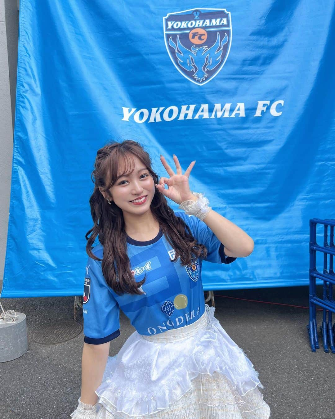 三田萌日香のインスタグラム：「. . . 横浜FC vs FC東京 選手、サポーターの皆さん お疲れ様でした💙  素晴らしすぎる勝利😭 サポーターの皆さんの声援での後押しが、絶対に選手に届いていたと改めて実感した試合でした🥹残り４試合。絶対にやってくれる！横浜なら最後に笑おうぜ🥰  （アイオケのSpecial Liveもありがとうございました😭💙 三ツ沢でライブできるのは、自分のお仕事が繋がっていって感じがして本当に嬉しかった😭たくさん盛り上がってくれて本当にありがとうございました！） . . . . . . . .  #yokohamafc #横浜fc #ニッパツ三ツ沢球技場 #三ツ沢 #サッカー #サッカー観戦 #サッカー女子 #ユニフォーム女子 #ユニフォームコーデ #japaneseidol #japanesegirl #idol #girl #アイドル #アイオケ #fff #fypシ」