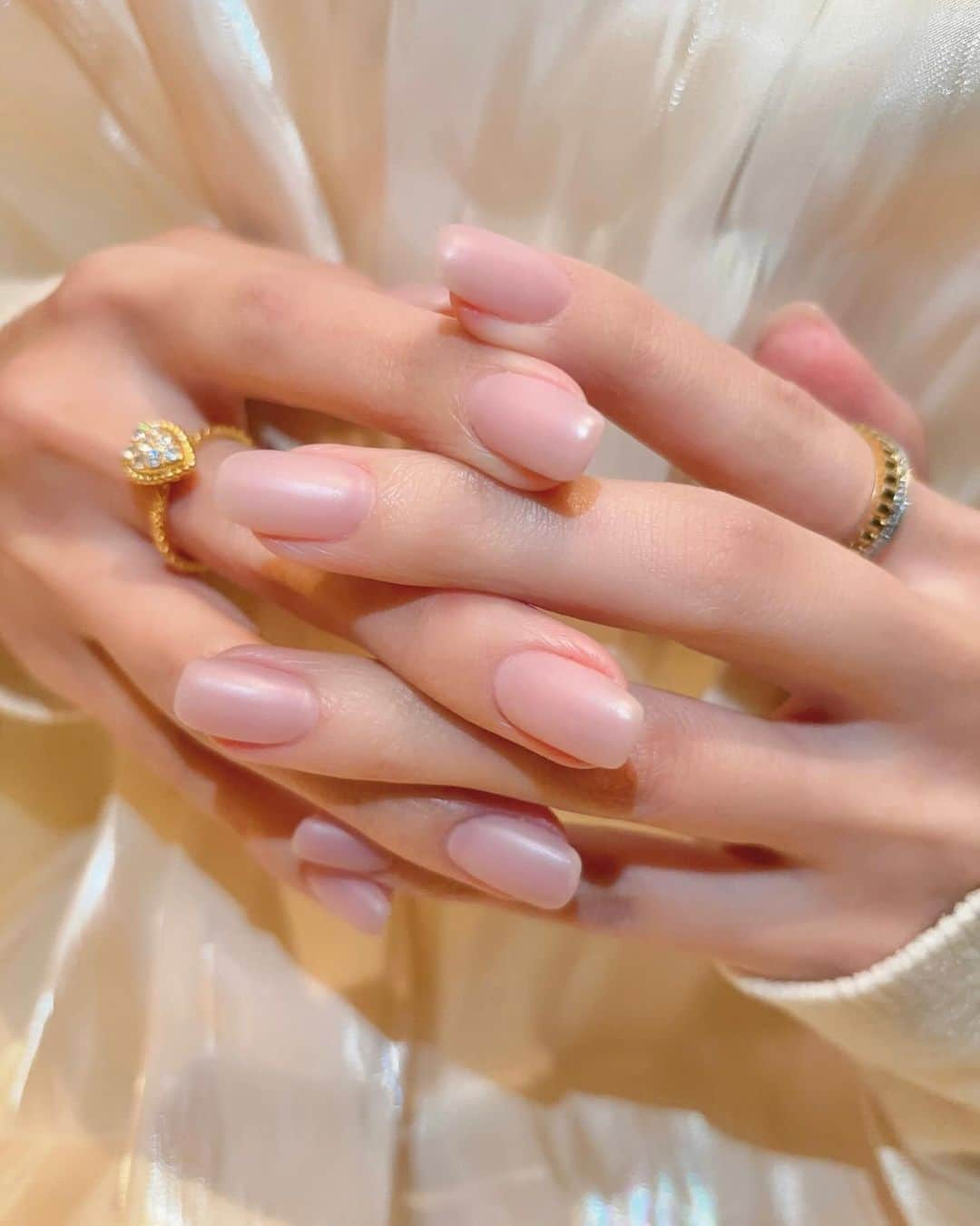 立花陽香さんのインスタグラム写真 - (立花陽香Instagram)「💅🆕🩷🩷 @nailsalon_loin  ミルキーなピンク色のマットネイル💓 近頃はニュアンスネイルブームでしたが久しぶりに大好きなマットネイルを🥺💓 スクエアカットのショートネイルとっても可愛いです🩷🩷  おはるネイルサロン💅 @nailsalon_loin  今月もう予約いっぱい。大人気🩷🩷🩷  〒104-0061  東京都中央区銀座7-4-6 ACN銀座7ビルディング7F   ✅ 銀座駅 徒歩5分 ✅ 新橋駅 徒歩5分  #nails #nail #simplenails #simplenail #銀座 #銀座ネイル #銀座ネイルサロン #ネイル #シンプルネイル #ピンクネイル #ネイルデザイン #マットネイル #ピンクマットネイル #粘膜カラー #粘膜ピンク #ニュアンスネイル #ニュアンスネイルデザイン #ショートネイル #スクエアネイル」10月21日 20時17分 - haruka_4