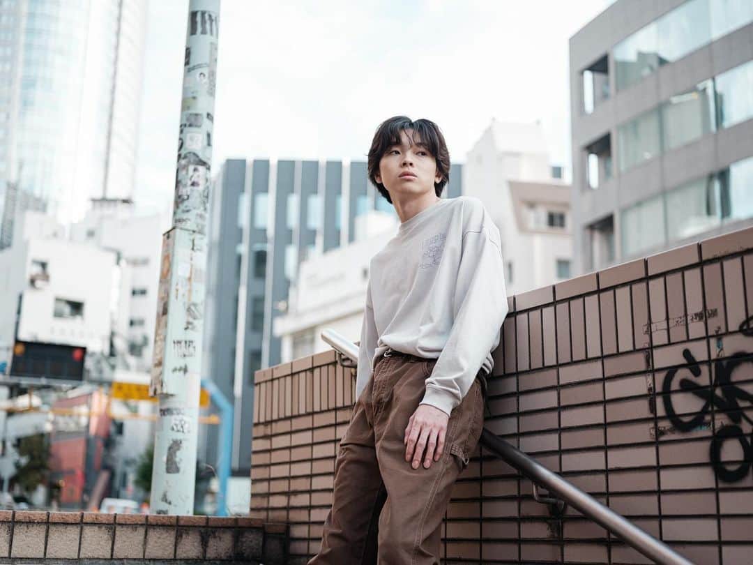 imaseのインスタグラム：「ロンTはオフホワイト×パープルもあるぜいっ！🕺 タックインしてもいいかも！！  Utopia LONG T-SHIRTS（OFF WHITE S/L）  ★1,3枚目 Sサイズ着用、2枚目 Lサイズ着用  Photo by @nakamuran0901  Hair Make @mukai_daisuke  #imase #Utopia」