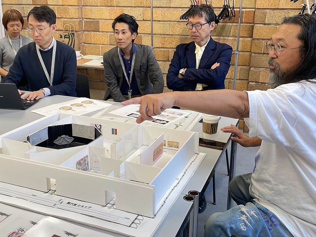 村上隆さんのインスタグラム写真 - (村上隆Instagram)「香川県、から移動して京都で、来年の個展のための打ち合わせ。 今回は京都市京セラ美術館　事業企画推進室ゼネラルマネージャーの高橋信也さんのアイデアを120%反映している展覧会。 作品新作ばかりで、出来上がるのか？本当に？みたいな。 よくわからんけど、作画のお手伝い、募集中！」10月21日 20時19分 - takashipom