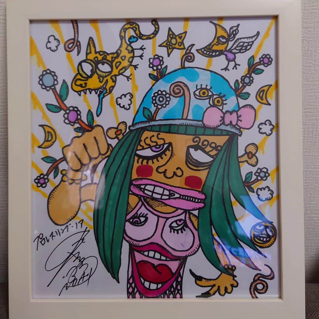 丸藤正道のインスタグラム：「絵描きとして参加させて頂いた 「岸田尚肖像画展10&岸田尚個展」本日、最終日でした。 著名な作家さん達に混ざって恐縮でしたが楽しく描かせて頂きました。  @takakishida1228 キッシーお疲れ様でした。  今年はアレをオマージュ。 こんな感じで」