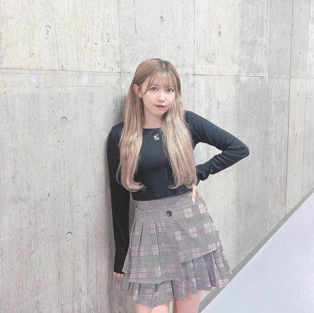 宇野みずきのインスタグラム：「. . . すでに早く夏来ないかな〜っておもってる 🍂 . . . #プリーツスカートコーデ#チェックスカート#ミニスカートコーデ#アシメデザイン#秋服コーデ」