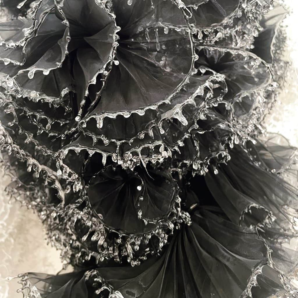 大森美希さんのインスタグラム写真 - (大森美希Instagram)「Noir Kei Ninomiya Spring 2024 Collection Showroom   Amazing Textures. Love them.  先日のパリファッションウィーク中に、ノワール・ケイ・ニノミヤのショールームにお邪魔しました。  まず素材のテクスチャーが素晴らしい。他にもサスペンダーのクリップで作られたアイテムや革のマクラメ編み、お財布のがま口を利用したアイテムなど、創造的な若々しいアイデアに富んだコレクションでした。  もちろん、普段にも着れるかわいいアイテムもたくさんありましたよ。お店に出るのが楽しみですね。  #noirkeininomiya #paris #commedesgarcons #pfw #commedesgarçons #mode #fashion #parisfashionweek #keininomiya   #ノワールケイニノミヤ #コムデギャルソン #パリ #パリコレ #パリファッションウィーク #ファッションウィーク #ファッション #モード」10月21日 20時21分 - mikiomori_