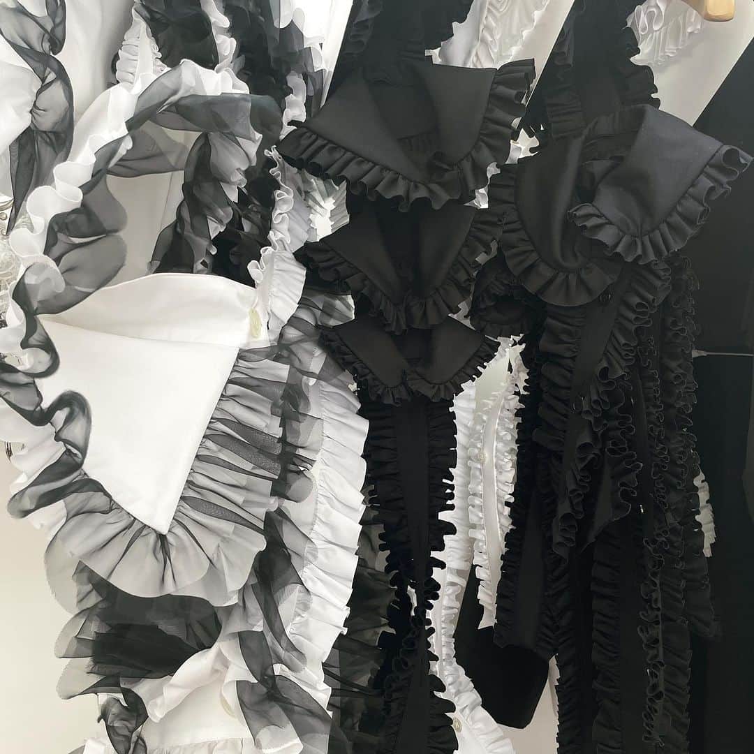 大森美希さんのインスタグラム写真 - (大森美希Instagram)「Noir Kei Ninomiya Spring 2024 Collection Showroom   Amazing Textures. Love them.  先日のパリファッションウィーク中に、ノワール・ケイ・ニノミヤのショールームにお邪魔しました。  まず素材のテクスチャーが素晴らしい。他にもサスペンダーのクリップで作られたアイテムや革のマクラメ編み、お財布のがま口を利用したアイテムなど、創造的な若々しいアイデアに富んだコレクションでした。  もちろん、普段にも着れるかわいいアイテムもたくさんありましたよ。お店に出るのが楽しみですね。  #noirkeininomiya #paris #commedesgarcons #pfw #commedesgarçons #mode #fashion #parisfashionweek #keininomiya   #ノワールケイニノミヤ #コムデギャルソン #パリ #パリコレ #パリファッションウィーク #ファッションウィーク #ファッション #モード」10月21日 20時21分 - mikiomori_