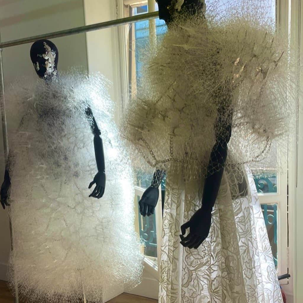 大森美希さんのインスタグラム写真 - (大森美希Instagram)「Noir Kei Ninomiya Spring 2024 Collection Showroom   Amazing Textures. Love them.  先日のパリファッションウィーク中に、ノワール・ケイ・ニノミヤのショールームにお邪魔しました。  まず素材のテクスチャーが素晴らしい。他にもサスペンダーのクリップで作られたアイテムや革のマクラメ編み、お財布のがま口を利用したアイテムなど、創造的な若々しいアイデアに富んだコレクションでした。  もちろん、普段にも着れるかわいいアイテムもたくさんありましたよ。お店に出るのが楽しみですね。  #noirkeininomiya #paris #commedesgarcons #pfw #commedesgarçons #mode #fashion #parisfashionweek #keininomiya   #ノワールケイニノミヤ #コムデギャルソン #パリ #パリコレ #パリファッションウィーク #ファッションウィーク #ファッション #モード」10月21日 20時21分 - mikiomori_