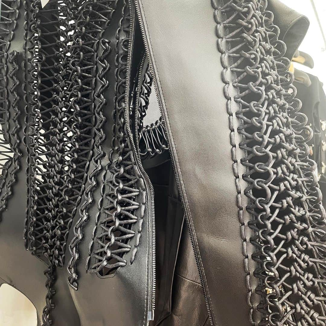 大森美希さんのインスタグラム写真 - (大森美希Instagram)「Noir Kei Ninomiya Spring 2024 Collection Showroom   Amazing Textures. Love them.  先日のパリファッションウィーク中に、ノワール・ケイ・ニノミヤのショールームにお邪魔しました。  まず素材のテクスチャーが素晴らしい。他にもサスペンダーのクリップで作られたアイテムや革のマクラメ編み、お財布のがま口を利用したアイテムなど、創造的な若々しいアイデアに富んだコレクションでした。  もちろん、普段にも着れるかわいいアイテムもたくさんありましたよ。お店に出るのが楽しみですね。  #noirkeininomiya #paris #commedesgarcons #pfw #commedesgarçons #mode #fashion #parisfashionweek #keininomiya   #ノワールケイニノミヤ #コムデギャルソン #パリ #パリコレ #パリファッションウィーク #ファッションウィーク #ファッション #モード」10月21日 20時21分 - mikiomori_