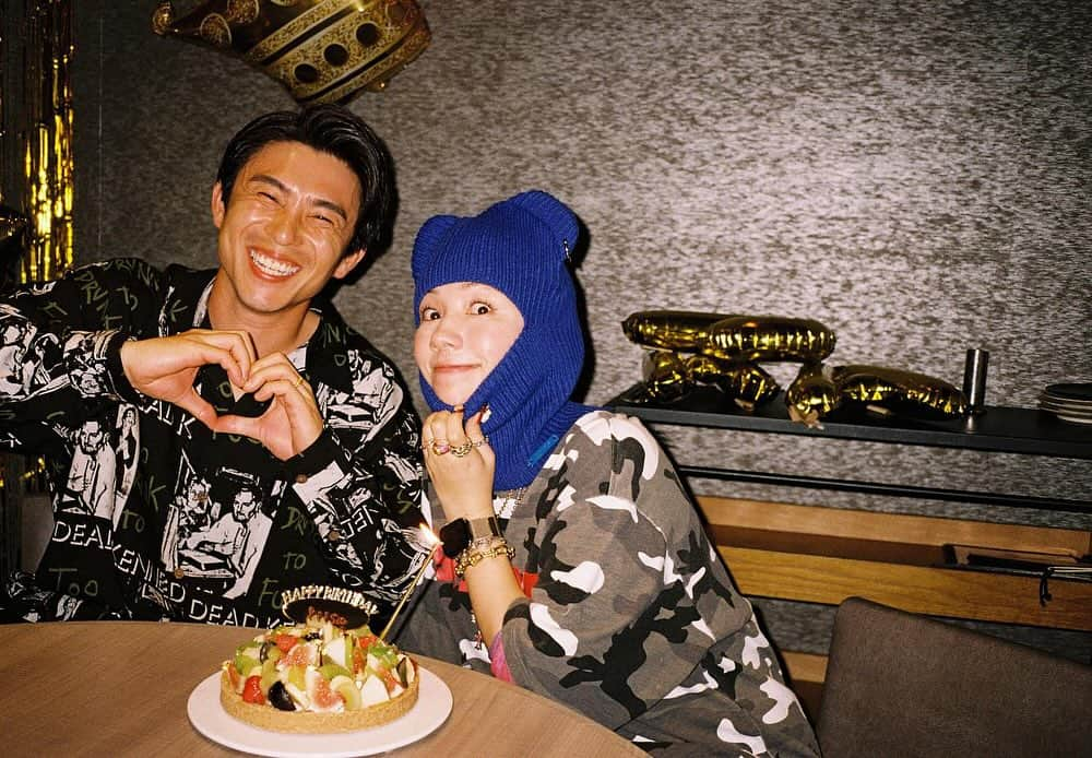 仲里依紗のインスタグラム：「2023.10.18❤️ 34さいになりました🩷🩷🩷  みんなお祝いしてくれてありがとう🥹❤️🫶🏻🔥  毎日の人生が濃厚すぎて まだ34さいなのか〜って気分だけど😂w  34さいもニコニコですごせますように🥰  1.けみおくんがフィルムカメラで撮ってくれたツーショット❤️ 2.ありさちゃんと念願のはじめて食事会ではじめてなのに誕生日祝ってもらっちゃった写真🤣🫶🏻🩵 3.キツネさんがフィルムのツーショ気に入ってて先にインスタアップされて草🌱 4.誕生日当日伊勢丹でピアス買わせた後に鉄板焼き奢ってもらってご満悦のファミリーショット💰🔥✨ 5.トカゲくんがパパのモネマネしまーすって思いっきり目を細めてきて可愛いかった時の😂❤️💕w 6.里依紗の里がどっかに忘れられてて爆笑のバースデープレート🤣🫶🏻  BIGLOVE❤️」